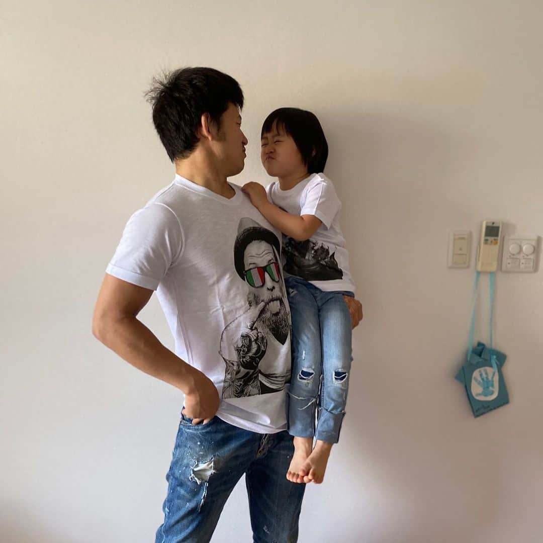 才賀紀左衛門さんのインスタグラム写真 - (才賀紀左衛門Instagram)「. 今日は朝一散歩に行くのに服を選ばれて3人家族三世代おそろでTシャツにジーパン😂👌 娘のリクエストだけどホンマ女の子🥰💕💕 お散歩後仕事に行こうとしたら全力で止めてくる娘🥰❤️❤️ 可愛すぎる💕💕 3時のオヤツにシャケ卵がけご飯❓笑 ホンマよく食べる娘に安心☺️❤️❤️ お店でめちゃくちゃ硬いお客様がおるんやけどその方の施術前の写真と施術後の写真 しっかり継続してもらってつくようにしたい👍 .  #育児日記 #幸せな時間 #家族 #幸せ #子育てパパ #シンパパ #シンママ #子育てグラム #食育 #遊び #健康 #ファッション #おそろいコーデ #ファッションコーデ #おうち時間 #子育て日記 #子育てパパ #子育てママ #子どものいる暮らし #子どものいる生活 #子供との時間 #レシピ #親子コーデ #大切 #大切な家族 #幸せをありがとう #育児あるある #子育て奮闘中 #癒し #親子リンクコーデ #リンクコーデ」5月24日 20時10分 - kizaemon0213