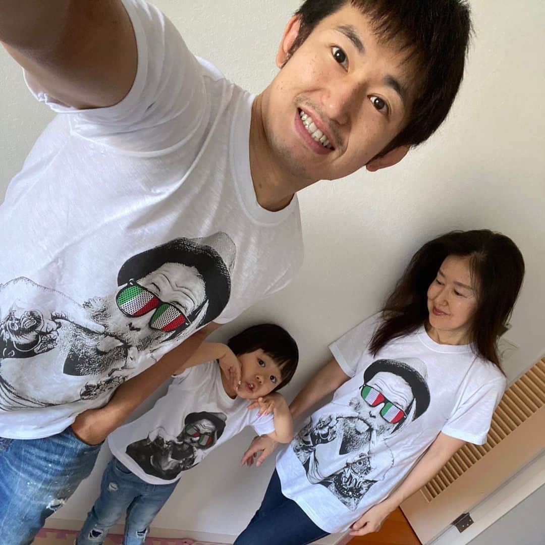 才賀紀左衛門さんのインスタグラム写真 - (才賀紀左衛門Instagram)「. 今日は朝一散歩に行くのに服を選ばれて3人家族三世代おそろでTシャツにジーパン😂👌 娘のリクエストだけどホンマ女の子🥰💕💕 お散歩後仕事に行こうとしたら全力で止めてくる娘🥰❤️❤️ 可愛すぎる💕💕 3時のオヤツにシャケ卵がけご飯❓笑 ホンマよく食べる娘に安心☺️❤️❤️ お店でめちゃくちゃ硬いお客様がおるんやけどその方の施術前の写真と施術後の写真 しっかり継続してもらってつくようにしたい👍 .  #育児日記 #幸せな時間 #家族 #幸せ #子育てパパ #シンパパ #シンママ #子育てグラム #食育 #遊び #健康 #ファッション #おそろいコーデ #ファッションコーデ #おうち時間 #子育て日記 #子育てパパ #子育てママ #子どものいる暮らし #子どものいる生活 #子供との時間 #レシピ #親子コーデ #大切 #大切な家族 #幸せをありがとう #育児あるある #子育て奮闘中 #癒し #親子リンクコーデ #リンクコーデ」5月24日 20時10分 - kizaemon0213
