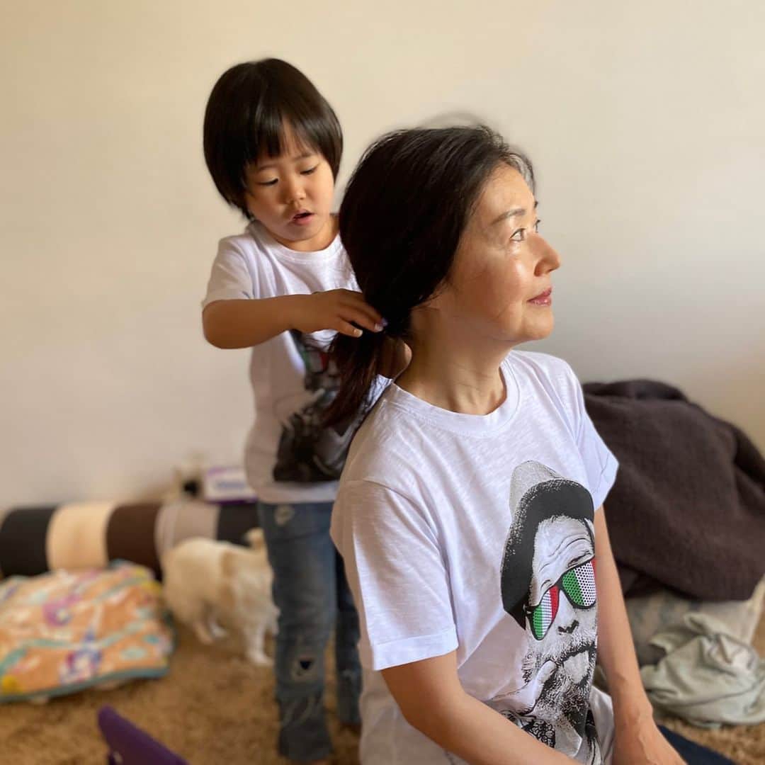 才賀紀左衛門さんのインスタグラム写真 - (才賀紀左衛門Instagram)「. 今日は朝一散歩に行くのに服を選ばれて3人家族三世代おそろでTシャツにジーパン😂👌 娘のリクエストだけどホンマ女の子🥰💕💕 お散歩後仕事に行こうとしたら全力で止めてくる娘🥰❤️❤️ 可愛すぎる💕💕 3時のオヤツにシャケ卵がけご飯❓笑 ホンマよく食べる娘に安心☺️❤️❤️ お店でめちゃくちゃ硬いお客様がおるんやけどその方の施術前の写真と施術後の写真 しっかり継続してもらってつくようにしたい👍 .  #育児日記 #幸せな時間 #家族 #幸せ #子育てパパ #シンパパ #シンママ #子育てグラム #食育 #遊び #健康 #ファッション #おそろいコーデ #ファッションコーデ #おうち時間 #子育て日記 #子育てパパ #子育てママ #子どものいる暮らし #子どものいる生活 #子供との時間 #レシピ #親子コーデ #大切 #大切な家族 #幸せをありがとう #育児あるある #子育て奮闘中 #癒し #親子リンクコーデ #リンクコーデ」5月24日 20時10分 - kizaemon0213