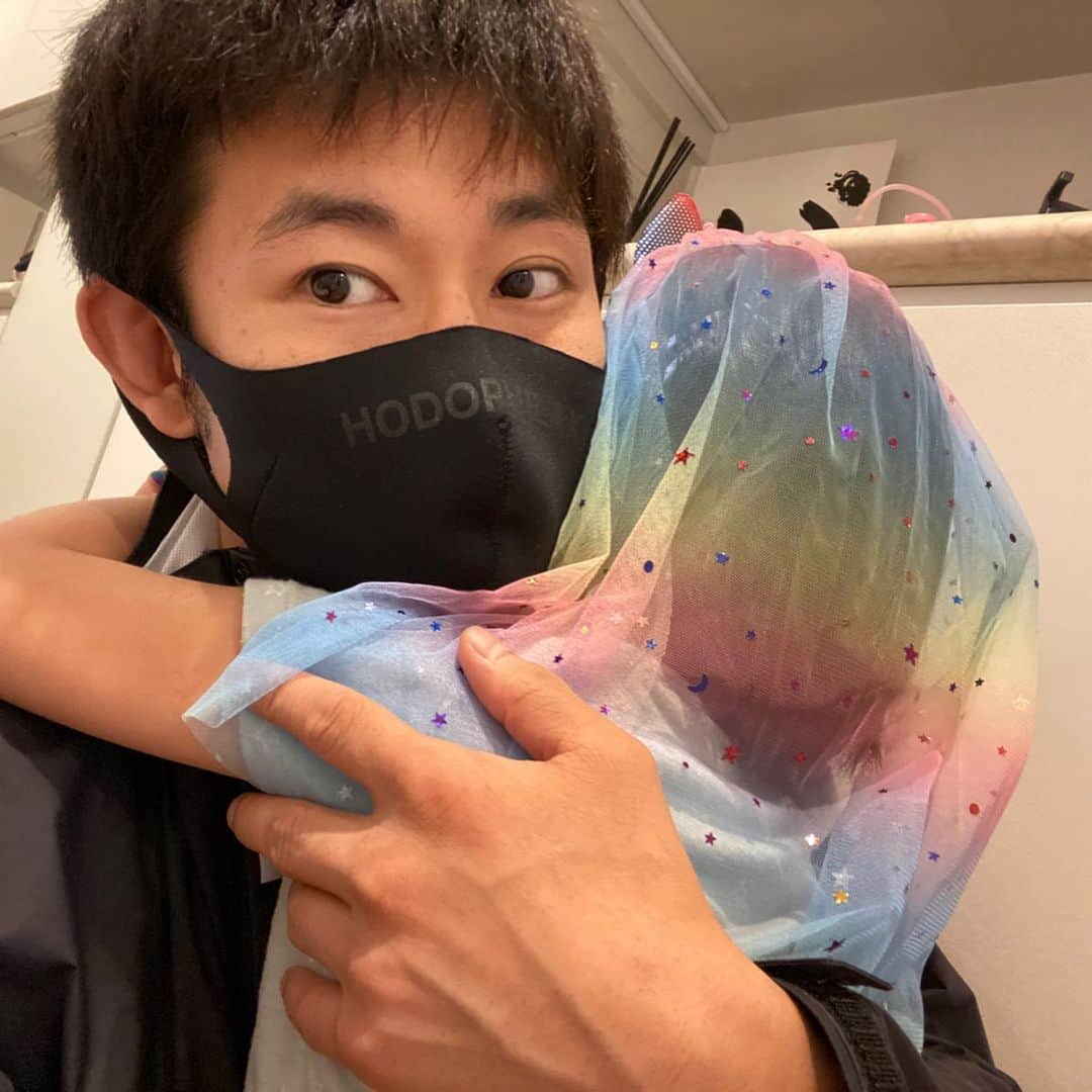 才賀紀左衛門さんのインスタグラム写真 - (才賀紀左衛門Instagram)「. 今日は朝一散歩に行くのに服を選ばれて3人家族三世代おそろでTシャツにジーパン😂👌 娘のリクエストだけどホンマ女の子🥰💕💕 お散歩後仕事に行こうとしたら全力で止めてくる娘🥰❤️❤️ 可愛すぎる💕💕 3時のオヤツにシャケ卵がけご飯❓笑 ホンマよく食べる娘に安心☺️❤️❤️ お店でめちゃくちゃ硬いお客様がおるんやけどその方の施術前の写真と施術後の写真 しっかり継続してもらってつくようにしたい👍 .  #育児日記 #幸せな時間 #家族 #幸せ #子育てパパ #シンパパ #シンママ #子育てグラム #食育 #遊び #健康 #ファッション #おそろいコーデ #ファッションコーデ #おうち時間 #子育て日記 #子育てパパ #子育てママ #子どものいる暮らし #子どものいる生活 #子供との時間 #レシピ #親子コーデ #大切 #大切な家族 #幸せをありがとう #育児あるある #子育て奮闘中 #癒し #親子リンクコーデ #リンクコーデ」5月24日 20時10分 - kizaemon0213
