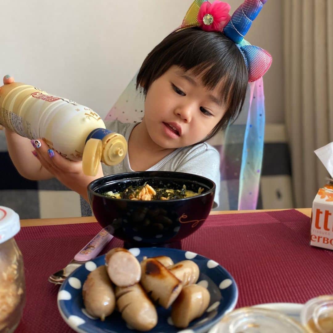 才賀紀左衛門さんのインスタグラム写真 - (才賀紀左衛門Instagram)「. 今日は朝一散歩に行くのに服を選ばれて3人家族三世代おそろでTシャツにジーパン😂👌 娘のリクエストだけどホンマ女の子🥰💕💕 お散歩後仕事に行こうとしたら全力で止めてくる娘🥰❤️❤️ 可愛すぎる💕💕 3時のオヤツにシャケ卵がけご飯❓笑 ホンマよく食べる娘に安心☺️❤️❤️ お店でめちゃくちゃ硬いお客様がおるんやけどその方の施術前の写真と施術後の写真 しっかり継続してもらってつくようにしたい👍 .  #育児日記 #幸せな時間 #家族 #幸せ #子育てパパ #シンパパ #シンママ #子育てグラム #食育 #遊び #健康 #ファッション #おそろいコーデ #ファッションコーデ #おうち時間 #子育て日記 #子育てパパ #子育てママ #子どものいる暮らし #子どものいる生活 #子供との時間 #レシピ #親子コーデ #大切 #大切な家族 #幸せをありがとう #育児あるある #子育て奮闘中 #癒し #親子リンクコーデ #リンクコーデ」5月24日 20時10分 - kizaemon0213