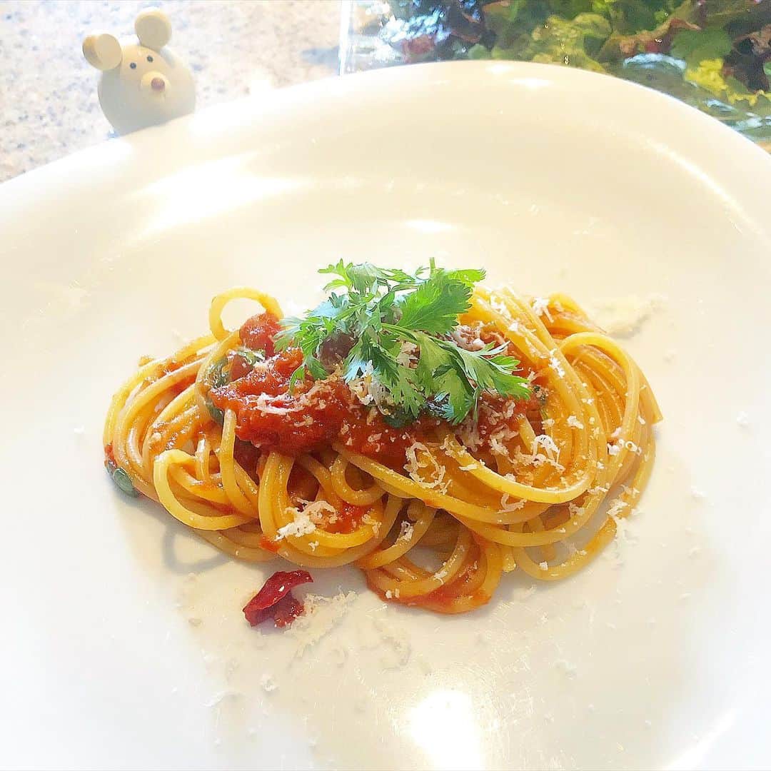 榊山敬代のインスタグラム：「🍝🥫🍅🌱… ・ 週末ランチはやっぱり パスタランチ復活にて  トマトパスタの巻  今回はバジルの変わりに パクチー合わせてみたら  なんとおいしいことでしょう…  以外にも相性よろしかったので パクチー好きな方におすすめな パクチーレシピのひとコマなり  さて昨日からアイデアを カタチにする資料づくり  きょうも新たなアイデアを カタチにするべく資料制作  コロナさんの影響から 不思議と新たなお仕事 増えましてアイデアを フル回転でこしらえ中  絵を描くようにコトを描く感じは アタマの回路は変わらない感じで  最近興味深いひとコマ  zoomのお陰で過去最高人との コミュニケーションが増えたし  不思議すぎるひとコマなり  人生先が読めないから 読めない未来を美しく 描いていきたいこの頃  さて昨夜はストーリーにて非常食用 なる夜食をUPしてみましたけれども  たまには手軽でおいしいもの見直したい ・ ・ 🍜😋… ・ ・ #おうち時間 たのしもう週間 #おうち大好き #stayhome ・ ・ ・ ・ ・ #また食べたい ・ ・ #缶詰 #保存食 #研究中… ・ ・ ・ #お家時間 たのしもう週間 ・ ・  #缶詰レシピ #備蓄レシピ #おうちランチ #ランチ #lunch #おうちごはん #food #イタリアン #パスタ #パスタランチ #🍝 #pasta #トマト缶　#tomato #トマトパスタ#パクチー　#tomatopasta #Pomodoro  #artist #cooking #日本画家 の #お料理こんなもん」
