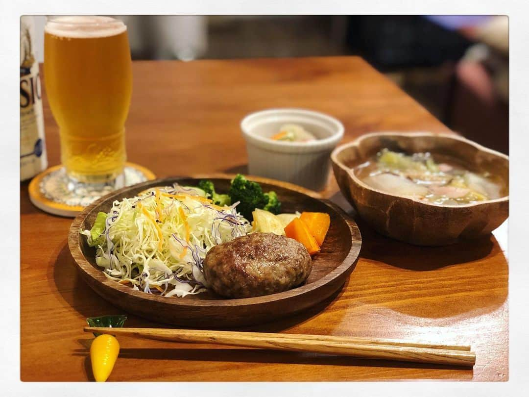 神咲詩織さんのインスタグラム写真 - (神咲詩織Instagram)「・ ・本日の晩ご飯🍽✨ ・ ・すゞや精肉店さまの冷凍ハンバーグ ・ハンバーグと共にグリルしたじゃがいも、人参、ブロッコリー ・キャベツミックス ・タコと玉ねぎ、人参、きゅうりのマリネ(はちみつリンゴ酢のみ) ・白菜とベーコンと椎茸の和風スープ ・ ・みかちゃん(@mikajimbox )おすすめのハンバーグ！ ・確かに何もつけずなくても最高に美味しい！ふわふわ、、、👼 ・ ・もっとたくさん焼けばよかった5個くらい食べれそうwww ・ ・マリネは昨日仕込んだけど食べなかったやーつ！ ・塩揉みしたお野菜達とタコをきのこ王国の濃いはちみつリンゴ酢(←かなり万能だからオススメ)で漬けただけ🕺 ・  #居酒屋こあら #すゞや精肉店」5月24日 20時18分 - nexter_nippon