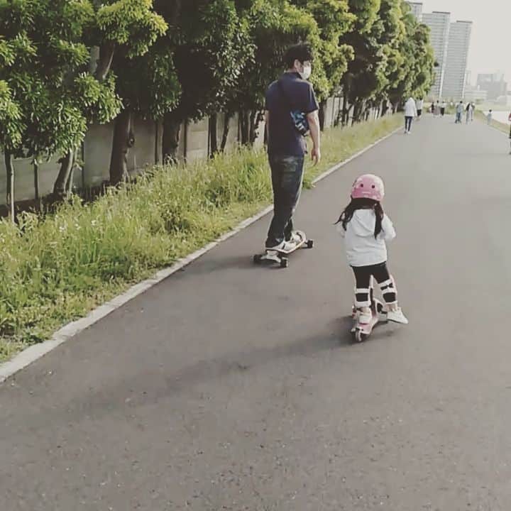 三枝亜紀のインスタグラム：「. . . 今日は、近所の川沿いを . 夫　スケボー. 娘　キックボード. 私　ウォーキング. . で、約４キロ！ . . 途中で「抱っこ〜」を覚悟していたけれど、、、 ２歳児の体力、、、凄まじい、、、」