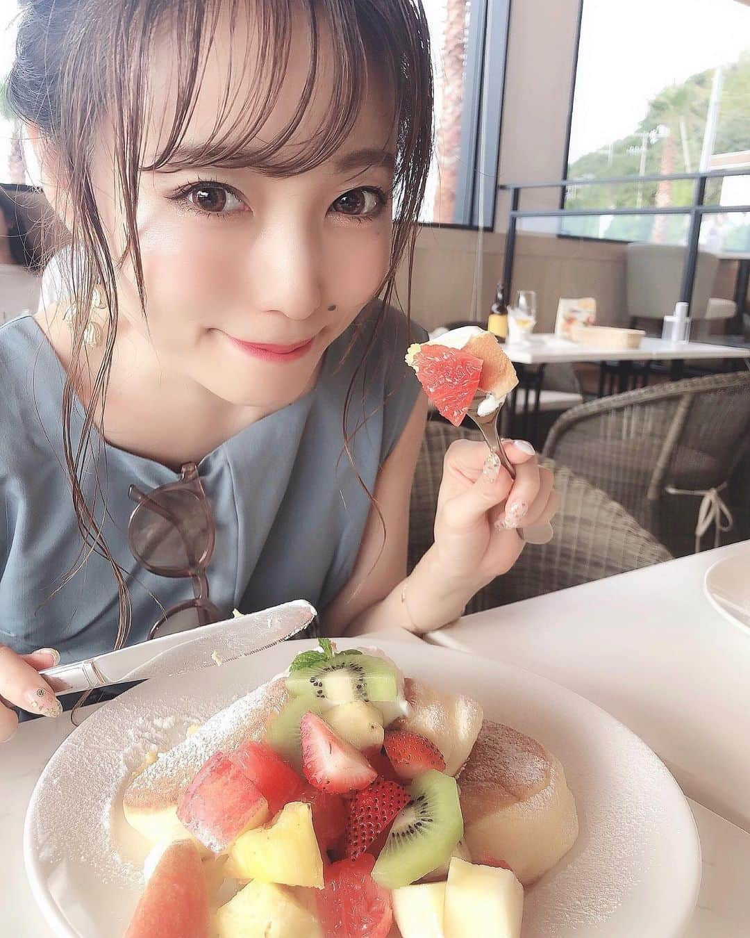 白岩まちこさんのインスタグラム写真 - (白岩まちこInstagram)「≫≫🥞...𝐩𝐚𝐧𝐜𝐚𝐤𝐞❤︎ ㅤㅤㅤㅤㅤㅤㅤㅤㅤㅤㅤㅤㅤ ㅤㅤㅤㅤㅤㅤㅤㅤㅤㅤㅤㅤㅤ  この時の写真、覚えてる子いる🤫⁉️ ㅤㅤㅤㅤㅤㅤㅤㅤㅤㅤㅤㅤㅤ ㅤㅤㅤㅤㅤㅤㅤㅤㅤㅤㅤㅤㅤ ㅤㅤㅤㅤㅤㅤㅤㅤㅤㅤㅤㅤㅤ この写真を覚えてる子は、 まちこ歴そろそろ１年生🙋🏻‍♀️🎒は。 ㅤㅤㅤㅤㅤㅤㅤㅤㅤㅤㅤㅤㅤ ㅤㅤㅤㅤㅤㅤㅤㅤㅤㅤㅤㅤㅤ ㅤㅤㅤㅤㅤㅤㅤㅤㅤㅤㅤㅤㅤ ㅤㅤㅤㅤㅤㅤㅤㅤㅤㅤㅤㅤㅤ さぁて、久しぶりにまちこクイズ‼️ ㅤㅤㅤㅤㅤㅤㅤㅤㅤㅤㅤㅤㅤ ㅤㅤㅤㅤㅤㅤㅤㅤㅤㅤㅤㅤㅤ ㅤㅤㅤㅤㅤㅤㅤㅤㅤㅤㅤㅤㅤ この写真はどこに行った時のでしょう☺️🥞❓ㅤㅤㅤㅤㅤㅤㅤㅤㅤㅤㅤㅤㅤ ㅤㅤㅤㅤㅤㅤㅤㅤㅤㅤㅤㅤㅤ ㅤㅤㅤㅤㅤㅤㅤㅤㅤㅤㅤㅤㅤ  ㅤㅤㅤㅤㅤㅤㅤㅤㅤㅤㅤㅤㅤ ハッシュタグ見るの禁止ねー🤣🤣🤣 ㅤㅤㅤㅤㅤㅤㅤㅤㅤㅤㅤㅤㅤ ㅤㅤㅤㅤㅤㅤㅤㅤㅤㅤㅤㅤㅤㅤㅤㅤㅤㅤㅤㅤㅤㅤㅤㅤㅤㅤ ㅤㅤㅤㅤㅤㅤㅤㅤㅤㅤㅤㅤㅤ ㅤㅤㅤㅤㅤㅤㅤㅤㅤㅤㅤㅤㅤ ㅤㅤㅤㅤㅤㅤㅤㅤㅤㅤㅤㅤㅤ ㅤㅤㅤㅤㅤㅤㅤㅤㅤㅤㅤㅤㅤ ㅤㅤㅤㅤㅤㅤㅤㅤㅤㅤㅤㅤㅤ ㅤㅤㅤㅤㅤㅤㅤㅤㅤㅤㅤㅤㅤ #白岩まちこ#幸せのパンケーキ#淡路島#淡路島カフェ #淡路島リゾート#淡路島テラス #淡路島スイーツ #淡路島パンケーキ#ahappypancake #pancake#cafe#パンケーキ巡り #パンケーキ食べたい #サンセットロード#海沿いカフェ #オーシャンビューカフェ#淡路島デート #フォトジェニック#フルーツパンケーキ #淡路島旅行#カフェめぐり#カフェ巡り#女子旅#女子会#休日の過ごし方#日曜日#インスタ映え#スイーツ#スウィーツ#甘党」5月24日 20時22分 - machichas