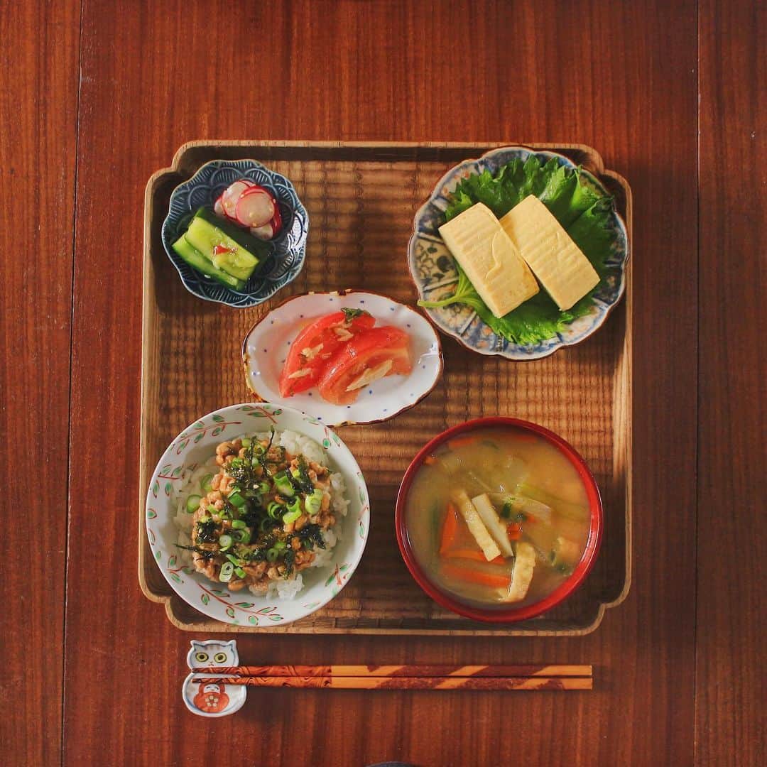 Kaori from Japanese Kitchenさんのインスタグラム写真 - (Kaori from Japanese KitchenInstagram)「今日の朝ごはん。1日5色の食物を食べたらOK、なズボラ薬膳定食。 ・ こんばんは。 今日の朝ごはん。 はるなちゃんからいただいた プレゼントの豆皿をおろしました。 ありがとう！ @haruna.bb メインは近所の京料理屋さんのだし巻き卵。 それ以外は残り物ばかりですが 新しい器でテンション上がっています。 ・ 薬膳に興味をもっているけど 何を食べたらいいかわからない、 栄養バランスを良くしたい、という方に紹介したいのが 1日5色（緑、赤、黄、白、黒）のものを食べたら だいたいの栄養素が摂れるという考え方。 のりとご飯と卵焼きで、すでに3色 季節の野菜を味噌汁に入れて5色クリア◎ 料理研究家のパンウェイさんが本で紹介していて 1日30品目より楽で彩りも良くなるし 適当な自分でも続けられそうだな、と思い 数年前からひっそりと実践中。 季節のものを1日5色、いいですよね。 ずぼらさんにも是非おすすめしたいです☺️ ・ 昨日は交番へ遺失物届を出しに行き （何気に人生初の交番） 明日は免許証の再発行へ行ってきます。 運転免許試験場が地味に遠い… 今日もお疲れ様でした。  スワイプして最後、味薄すぎて咳き込む自分の映像笑・ ・ ・ 【おしながき】 納豆と韓国のりフレークのごはん ごぼう、新にんじん、小松菜、油揚げのお味噌汁 だし巻き卵と大葉 トマトとツナと大葉のマリネ 台湾風きゅうりの冷菜 ラディッシュのマリネ ・ ・ ・ ・ 2020.05.24 Sun Hi from Tokyo! Today’s brunch:Baked rice w/ natto, miso soup, rolled egg omelet, marinated tomato, tuna and Japanese herb, Taiwanese marinated cucumber, and Korean style radish salad. ・ ・ ・ ・ ・ #breakfast #朝ごはん #おうちごはん #早餐 #薬膳 #うつわ #自炊 #stayhome #松浦コータロー #阿部春弥 #須藤拓也 #落合芝地 #一汁三菜」5月24日 20時26分 - coco_kontasu