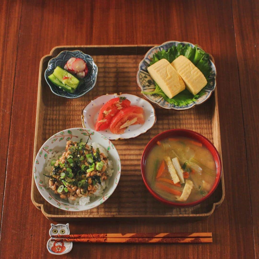 Kaori from Japanese Kitchenのインスタグラム：「今日の朝ごはん。1日5色の食物を食べたらOK、なズボラ薬膳定食。 ・ こんばんは。 今日の朝ごはん。 はるなちゃんからいただいた プレゼントの豆皿をおろしました。 ありがとう！ @haruna.bb メインは近所の京料理屋さんのだし巻き卵。 それ以外は残り物ばかりですが 新しい器でテンション上がっています。 ・ 薬膳に興味をもっているけど 何を食べたらいいかわからない、 栄養バランスを良くしたい、という方に紹介したいのが 1日5色（緑、赤、黄、白、黒）のものを食べたら だいたいの栄養素が摂れるという考え方。 のりとご飯と卵焼きで、すでに3色 季節の野菜を味噌汁に入れて5色クリア◎ 料理研究家のパンウェイさんが本で紹介していて 1日30品目より楽で彩りも良くなるし 適当な自分でも続けられそうだな、と思い 数年前からひっそりと実践中。 季節のものを1日5色、いいですよね。 ずぼらさんにも是非おすすめしたいです☺️ ・ 昨日は交番へ遺失物届を出しに行き （何気に人生初の交番） 明日は免許証の再発行へ行ってきます。 運転免許試験場が地味に遠い… 今日もお疲れ様でした。  スワイプして最後、味薄すぎて咳き込む自分の映像笑・ ・ ・ 【おしながき】 納豆と韓国のりフレークのごはん ごぼう、新にんじん、小松菜、油揚げのお味噌汁 だし巻き卵と大葉 トマトとツナと大葉のマリネ 台湾風きゅうりの冷菜 ラディッシュのマリネ ・ ・ ・ ・ 2020.05.24 Sun Hi from Tokyo! Today’s brunch:Baked rice w/ natto, miso soup, rolled egg omelet, marinated tomato, tuna and Japanese herb, Taiwanese marinated cucumber, and Korean style radish salad. ・ ・ ・ ・ ・ #breakfast #朝ごはん #おうちごはん #早餐 #薬膳 #うつわ #自炊 #stayhome #松浦コータロー #阿部春弥 #須藤拓也 #落合芝地 #一汁三菜」