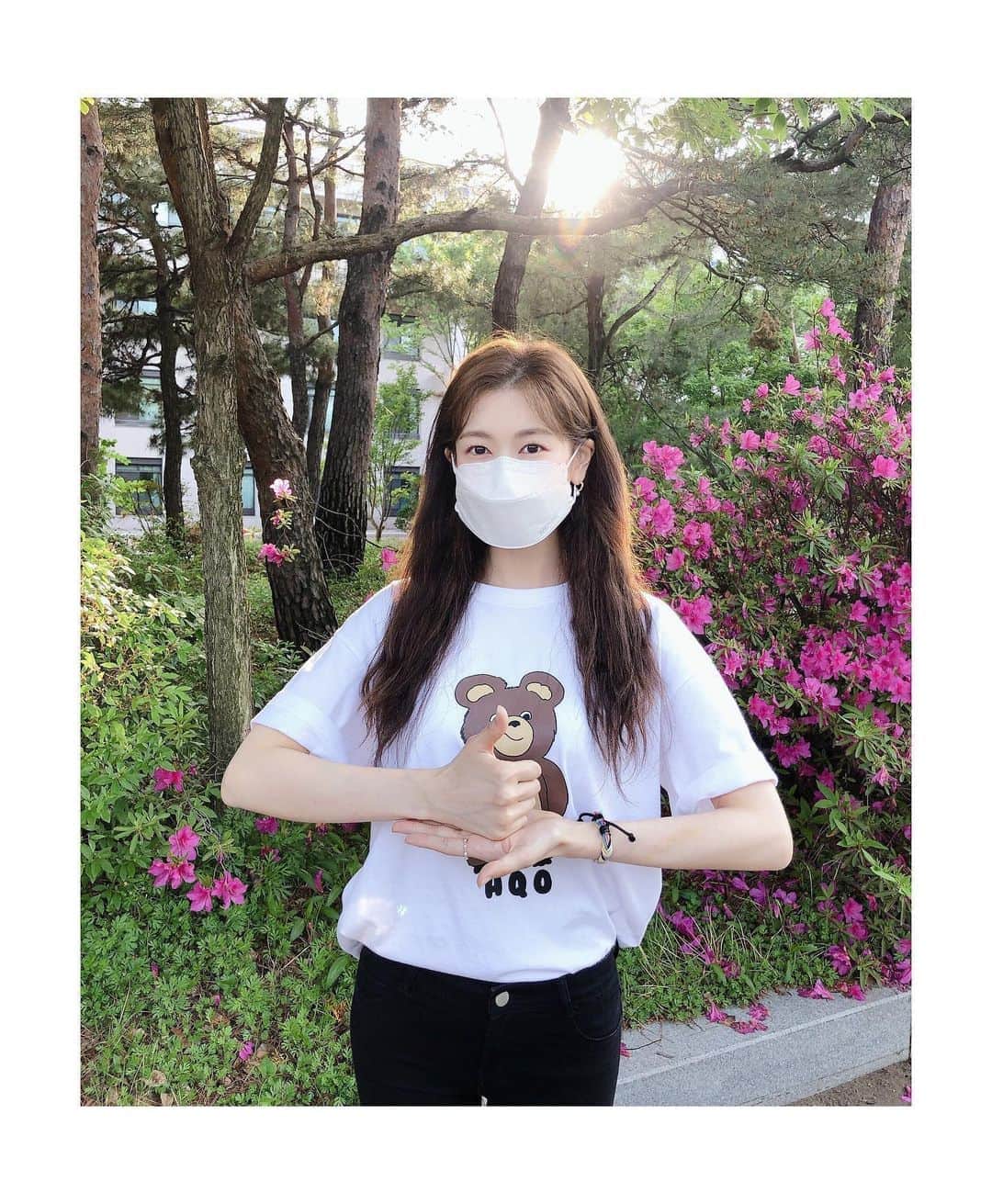 チョン・ソミンのインスタグラム：「코로나19 극복을 위해 밤낮없이 애써주시는 의료진 여러분들, 진심으로 감사드리고 존경합니다. 하루 빨리 힘든 시기가 지나가고 모두에게 평안한 일상이 다시 찾아오기를 기원합니다.🙏🏻 • 저는 이미도 @lee_mido 고민시 @gominsi  정연주 @tosignifie 배우님들의 지목을 받아  #덕분에챌린지 에 참여하게 되었습니다.  요즘 저의 가장 가까이에서 함께 애써주고 있는 우리  #영혼수선공 최강우주팀 스태프님들, 의미 있는 일에 함께 해주세요~! • 미라 매니저님 @wee_mira 메이크업 아티스트 을이님 @makeup._euuul2  헤어 아티스트 아영님 @ggukdol  스타일리스트 미현님 @rlaal1023  #덕분에캠페인 #덕분에챌린지 #의료진덕분에」
