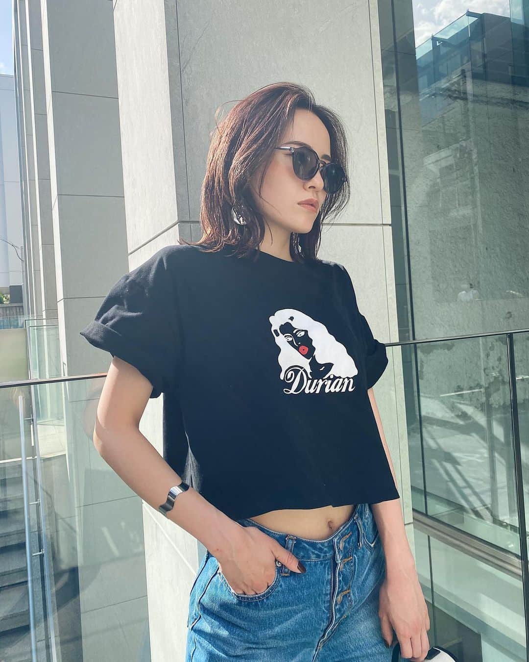 関本香里さんのインスタグラム写真 - (関本香里Instagram)「ㅤㅤㅤ 🌞👖👕🍍🕶 MURUA✖︎NO PANTIESの コラボTシャツが発売するよ💕 ㅤㅤㅤ MURUAの今季のシーズンコンセプトを基に 書き下ろしてくれた刺々しい女性が キャッチーなTシャツ❤️ ㅤㅤㅤ そして、合わせているデニムは 久々にドストライクな美脚denim！ ボタンフライでウエスト位置を きゅっと高く見せてくれるけど 脚のラインは程よくカバーしてくれる最強デニム。 ㅤㅤㅤ #murua #fashion #coodinate  #tshirt #denim #summerfashion」5月24日 20時29分 - kaori_sekimoto_