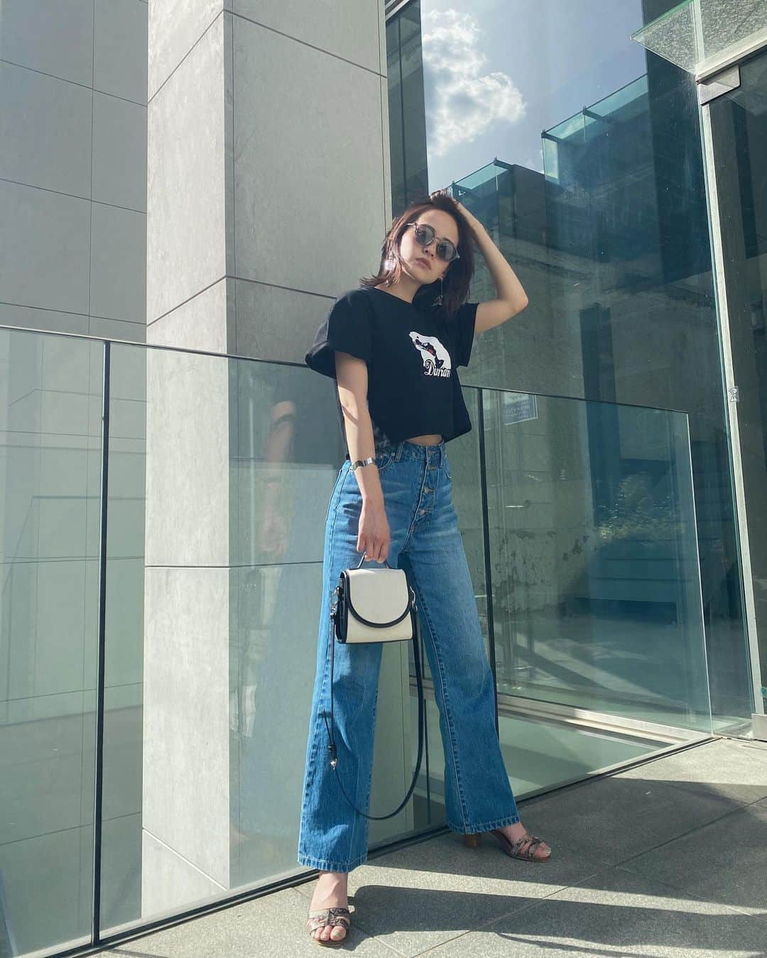 関本香里さんのインスタグラム写真 - (関本香里Instagram)「ㅤㅤㅤ 🌞👖👕🍍🕶 MURUA✖︎NO PANTIESの コラボTシャツが発売するよ💕 ㅤㅤㅤ MURUAの今季のシーズンコンセプトを基に 書き下ろしてくれた刺々しい女性が キャッチーなTシャツ❤️ ㅤㅤㅤ そして、合わせているデニムは 久々にドストライクな美脚denim！ ボタンフライでウエスト位置を きゅっと高く見せてくれるけど 脚のラインは程よくカバーしてくれる最強デニム。 ㅤㅤㅤ #murua #fashion #coodinate  #tshirt #denim #summerfashion」5月24日 20時29分 - kaori_sekimoto_