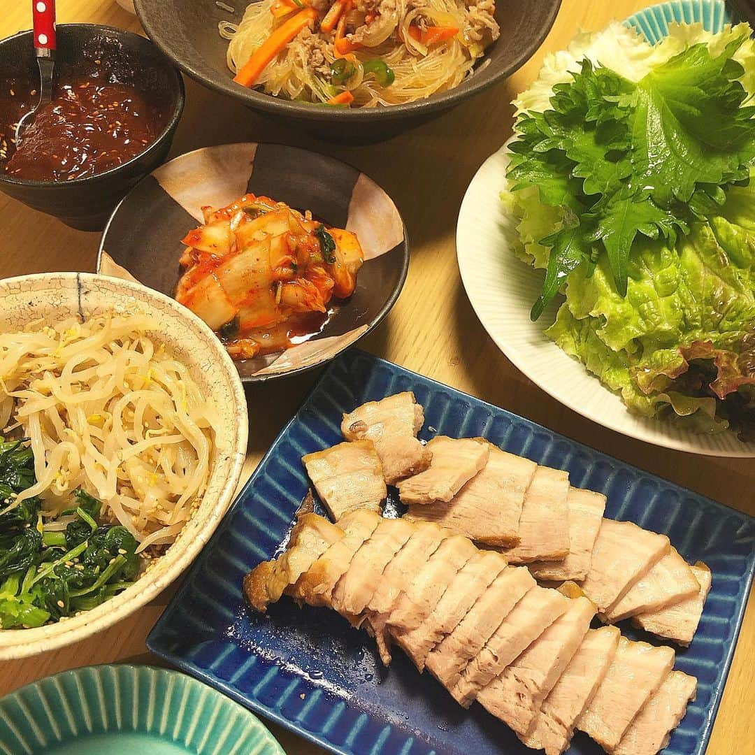 のインスタグラム：「#韓国料理　#ポッサム　 初めて作ったポッサムが とっても美味しく出来て大満足でした🥰 ・ ・ 愛の不時着、梨泰院クラス観終わりました。 どちらもとっても面白かった👏✨ 次観る韓国ドラマで何かオススメありますか？ キュンキュンするやつ、観たいです🥺💓笑 ちなみに、青い海の伝説と太陽の末裔は見ました🙋‍♀️」