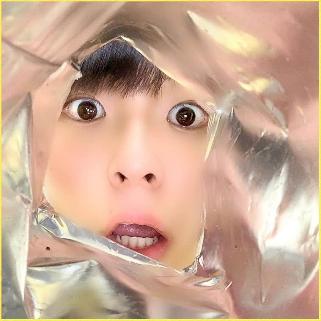のインスタグラム：「最先端すぎて正解が分からない🤣 (ちょっと残ってるね…。笑)  #薯片袋子拍大片 #ポテチ映え #ピザポテト #ポテチ #감자칩」