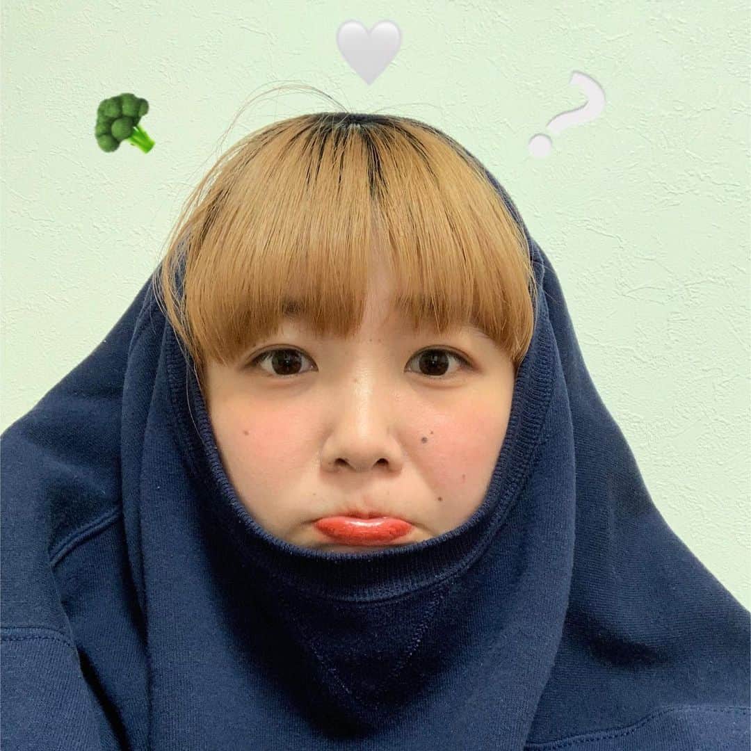 HONOKAのインスタグラム：「.〻  美容室行けんくて前髪けっこう伸びちゃった！ 伸びてきたけんこのまま伸ばしてみたい気持ちもあるし…でも切りたい！！！ってなっとるし…前髪どうしていいか分からぬ〜〜🤯🥦笑」
