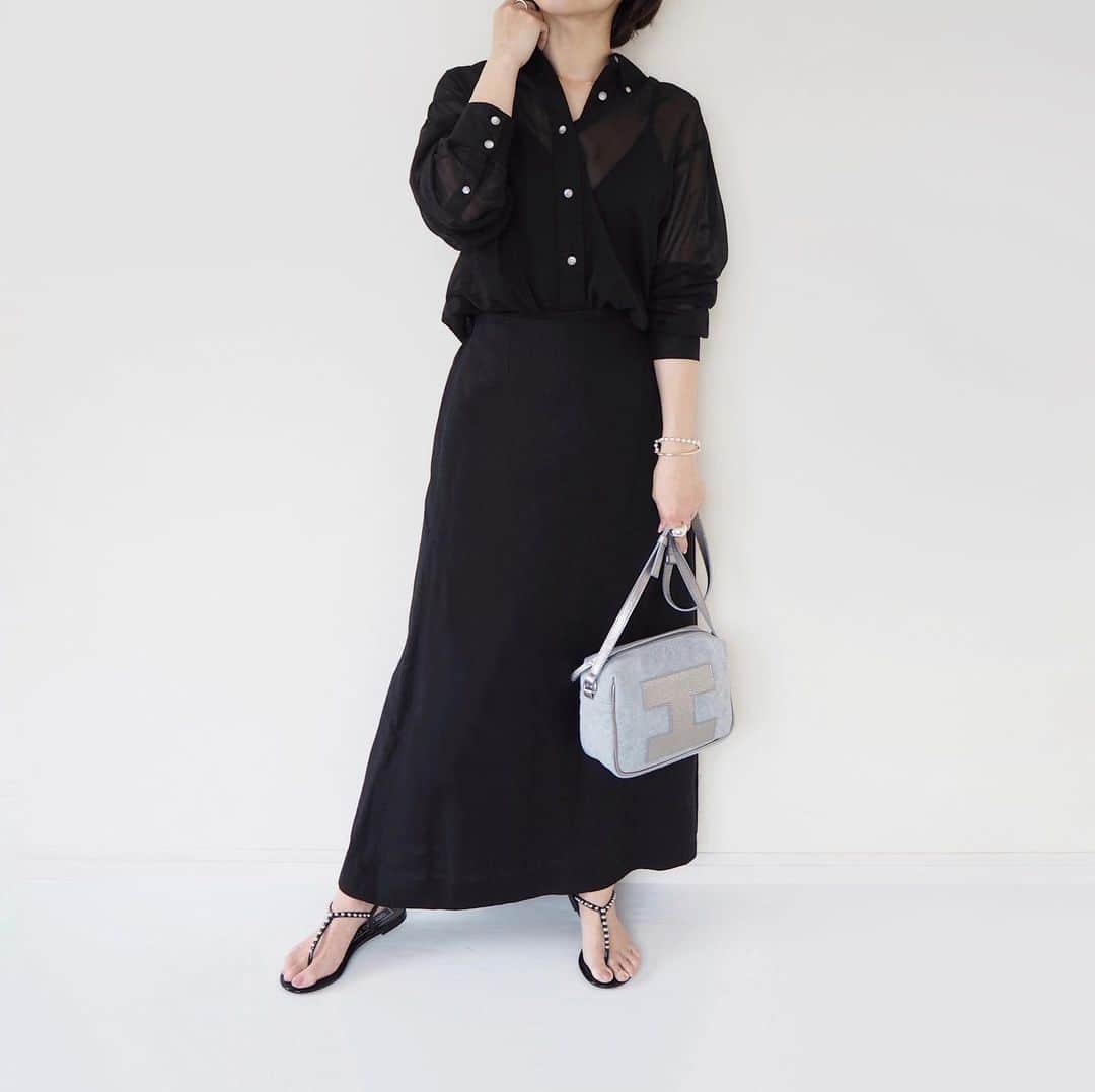 のインスタグラム：「* * たまにはオールブラック♥︎ シルバーをアクセントに◡̈ * * shirt: #uniqlou skirt: #damefrank bag: @iacucci_jp shoes: #sergiorossi bracelet: #seadsmara * * #fashion#coordinate#ootd#outfitoftheday#outfit#mamagirl_sugotoku#locari#mineby3ootd#iacucci#uniqloginza2020ss#153cm#大人ファッション#大人カジュアル#モノトーンコーデ#オールブラック#シンプルコーデ#リネンスカート#シアーシャツ#おちびコーデ#低身長コーデ#ママコーデ#ショルダーバッグ#イアクッチ」