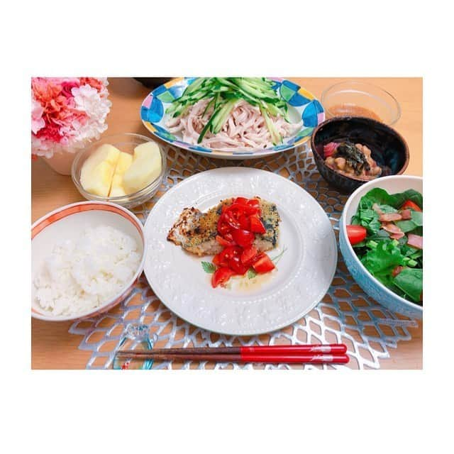 山崎萌絵さんのインスタグラム写真 - (山崎萌絵Instagram)「. 今日の夜ご飯🍽✨ . ☑︎バンバンジー ☑︎鰆のパン粉焼きトマトソース ☑︎まぐろ納豆 ☑︎ベーコンとほうれん草のサラダ ☑︎リンゴ . 棒棒鶏のタレは醤油、味噌、砂糖、酢、すりゴマを混ぜて作りました♪ . #おうちごはん #タンパク質多め #自炊生活 #カリカリベーコン　 #だけつまんで食べる #3歳児」5月24日 20時40分 - moeyamasaki.kbc