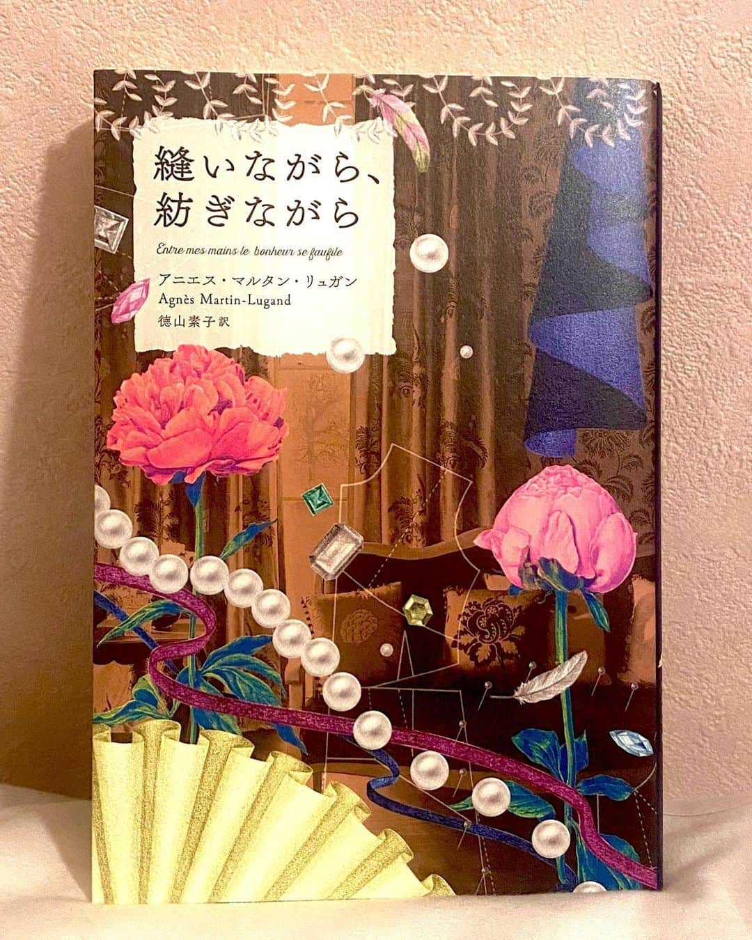 斎藤ちはるさんのインスタグラム写真 - (斎藤ちはるInstagram)「「STAY HOME」 「おうち時間」 . この期間で、読書に目覚めました😌 . . 最近読んだオススメは アニエス・マルタン・リュガンさん著書、徳山素子さん訳の 「縫いながら、紡ぎながら」😌 . . 夢を追いかける女性が、 色んな環境に揉まれながらも 自分を強く持ち前に進んでいく物語。 . 読み終えたあとには 何とも言えぬ恍惚感と、 勇気と感動をくれた本に思わず涙が。 あとがきまで幸せな気持ちになりました。 . . 皆さんも是非☺️☺️ . . #本を読んでいると #その世界に没頭できて #自分もその中にいるかのような #不思議な感覚になる #映画も #ドラマも #大好きだけど #本も大好き #そう思わせてくれた #この期間は特別だね . . #斎藤ちはる#テレビ朝日アナウンサー#テレビ朝日#アナウンサー#テレ朝#ブックカバーチャレンジ#読書#読書記録#読書タイム#縫いながら紡ぎながら#おうち時間#stayhome#なんと#坪井アナウンサーも#この本がオススメでした#とても嬉しいです」5月24日 20時50分 - chiharu_saito_ex