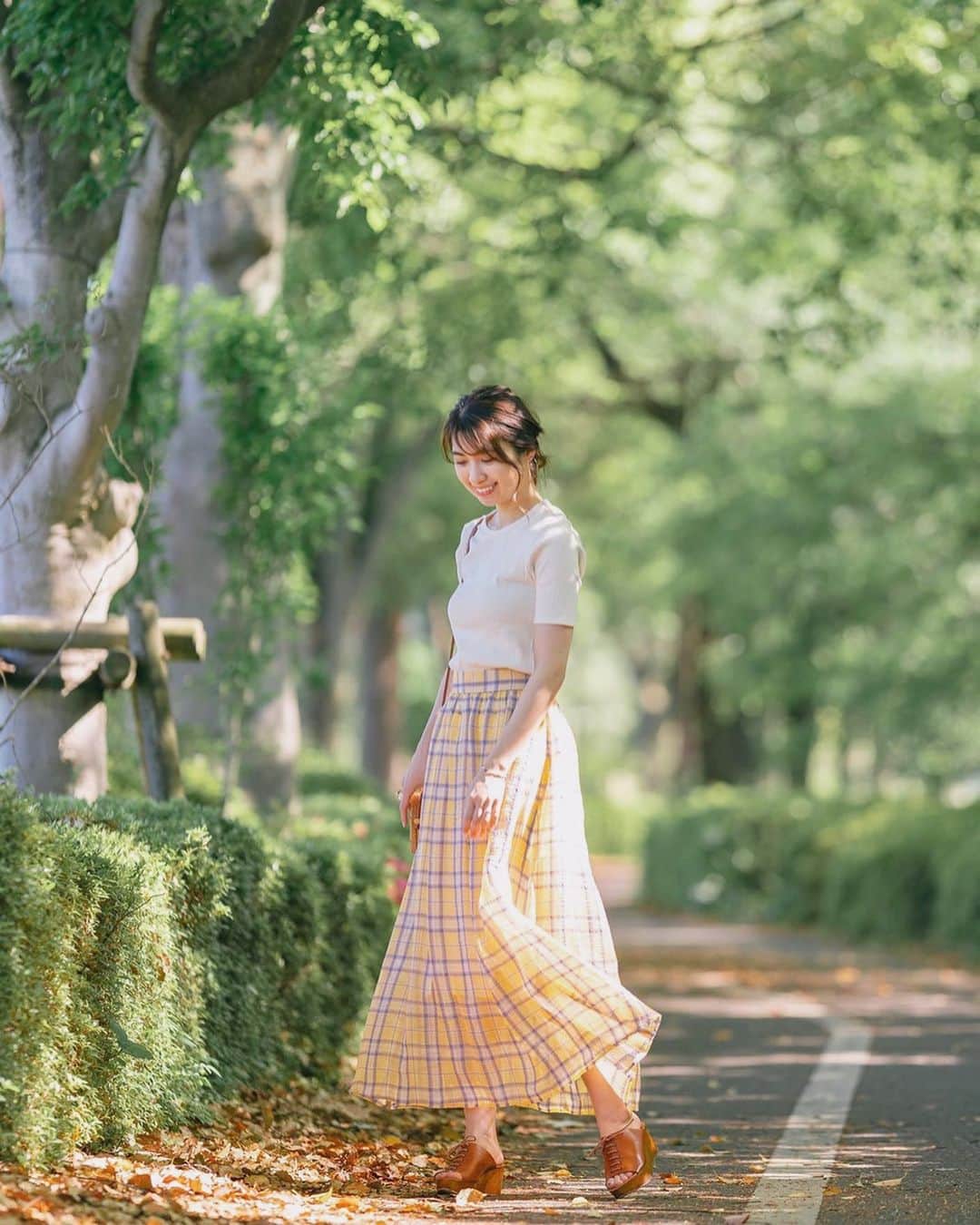 mikicoco00のインスタグラム：「* *  スカートひらり〜 今年もいっぱい着るよユニt♡ シンプルで合わせやすい！ #ランダムリブクルーネックt  カラーも沢山あってとっても可愛い😚 * * * * * #ユニクロtシャツ部#ユニt  #offwhite#uniqloginza2020SS #Tシャツコーデ#ユニクロコーデ  #pr」