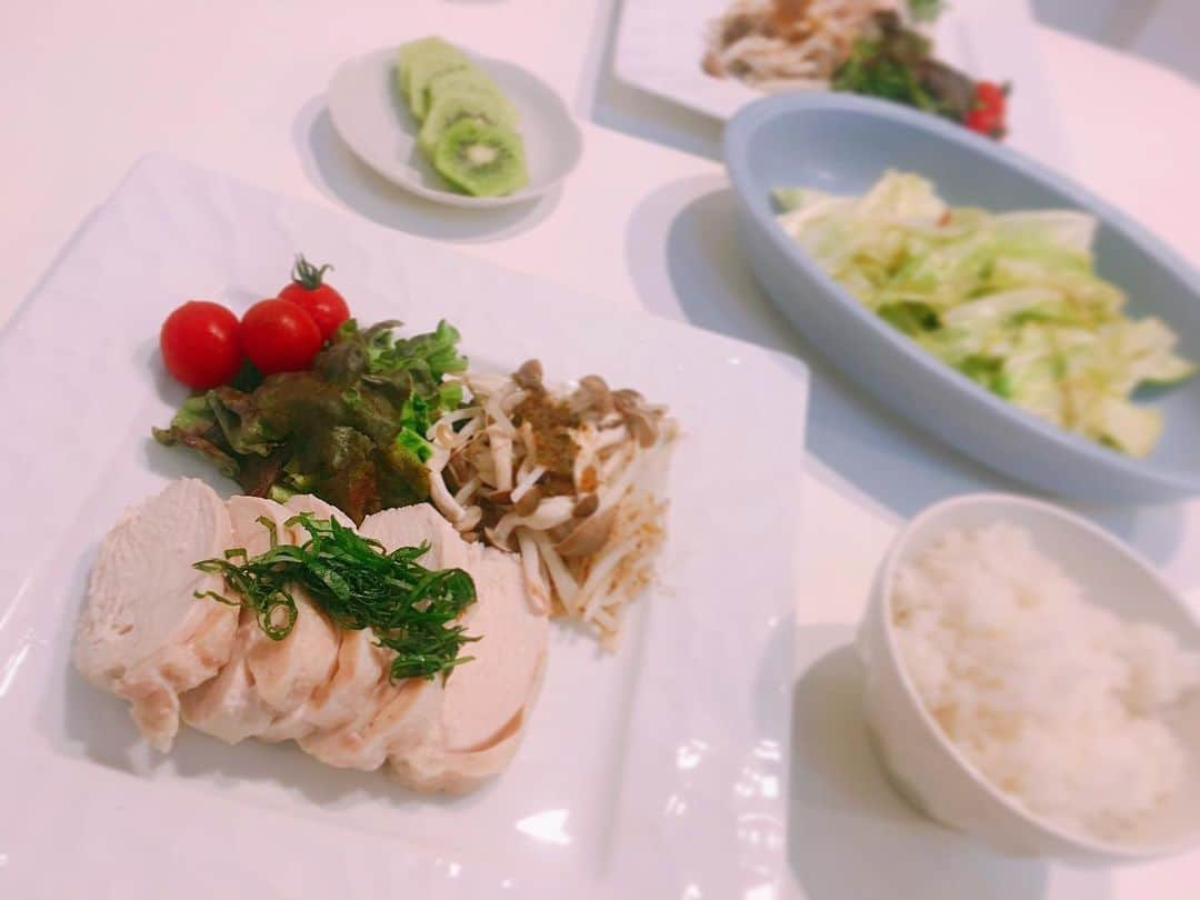 杉岡沙絵子さんのインスタグラム写真 - (杉岡沙絵子Instagram)「今日の夕飯🍴 ・ ✔︎塩麹鶏胸ハム ✔︎きのこともやしの蒸しポン酢 ✔︎サラダ ✔︎アンチョビキャベツ ✔︎キウイ ・ 鶏胸ハムはジップロックに鶏胸肉と塩麹を入れて お湯を入れたストウブに入れて1時間放置で完成♡ （炊飯器の保温でもOKです🙆‍♀️） ・ ・ #さえこずきっちん #アスリート飯#アスリートごはん#ラグビーごはん#おうちごはん#ふたりごはん#クッキングラム#献立#ラガーマン旦那#ラガーマンの嫁#rugby#ラグビー#管理栄養士#アスリートフードマイスター#アスリートフードマイスター2級#離乳食幼児食コーディネーター#フリーアナウンサー」5月24日 20時44分 - saeko_sugioka