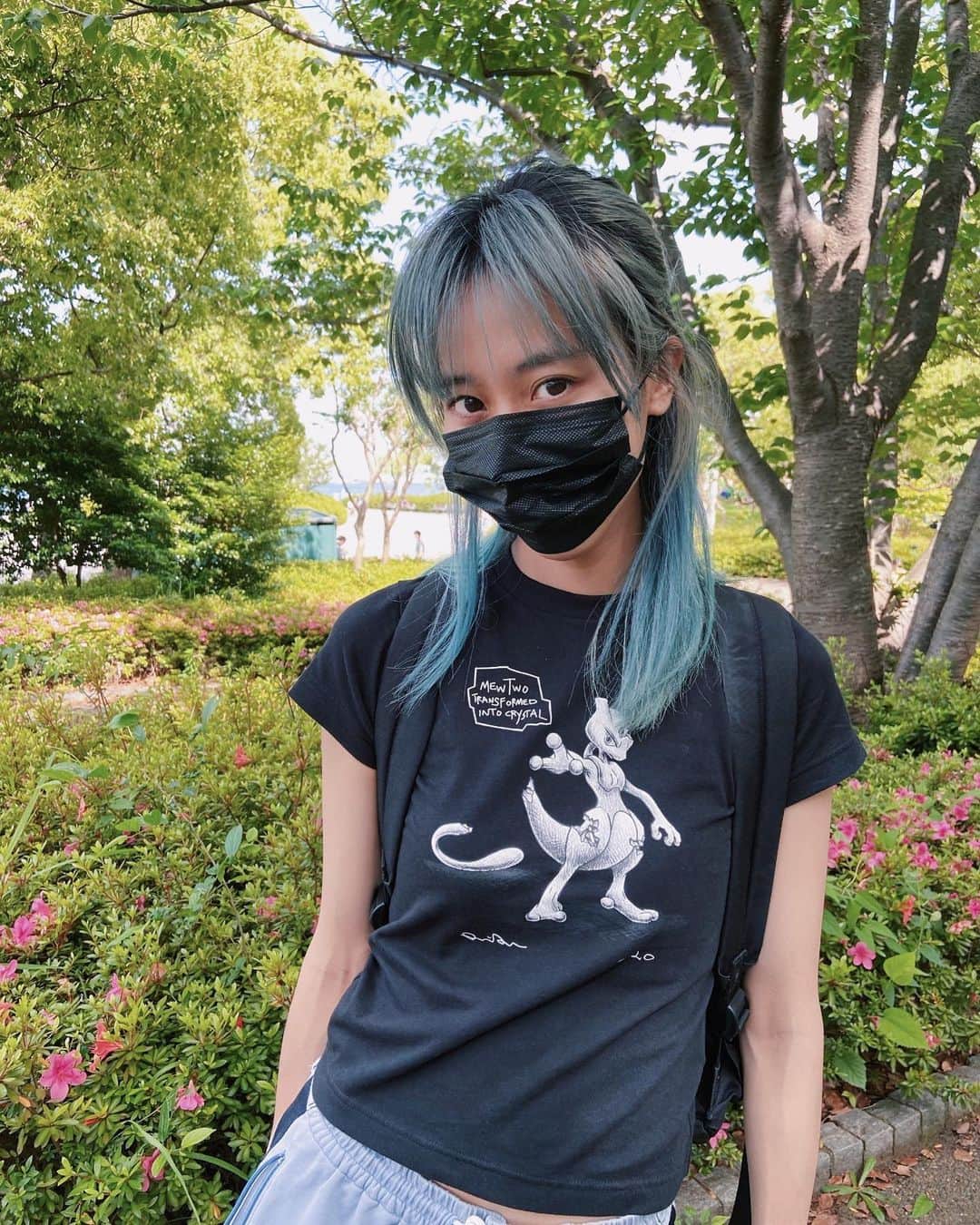 草野絵美のインスタグラム：「‪130cm(小学2,3年生サイズ)のTシャツ全然着れたよ、下手したら普段着てるクロップトップスよりデカい😂  これで親子で服共有できるねw‬ ‪このダニエル・シャルム×ポケモンのTシャツは息子に買ったんだけど好みじゃないといわれて、もらった、わーい🔮‬ Wearing my baby’s tee 🤫 Mom can wear kidssize8 , now we can share our wardrobe👩‍👦✨ #mewtwo #danielsherman」