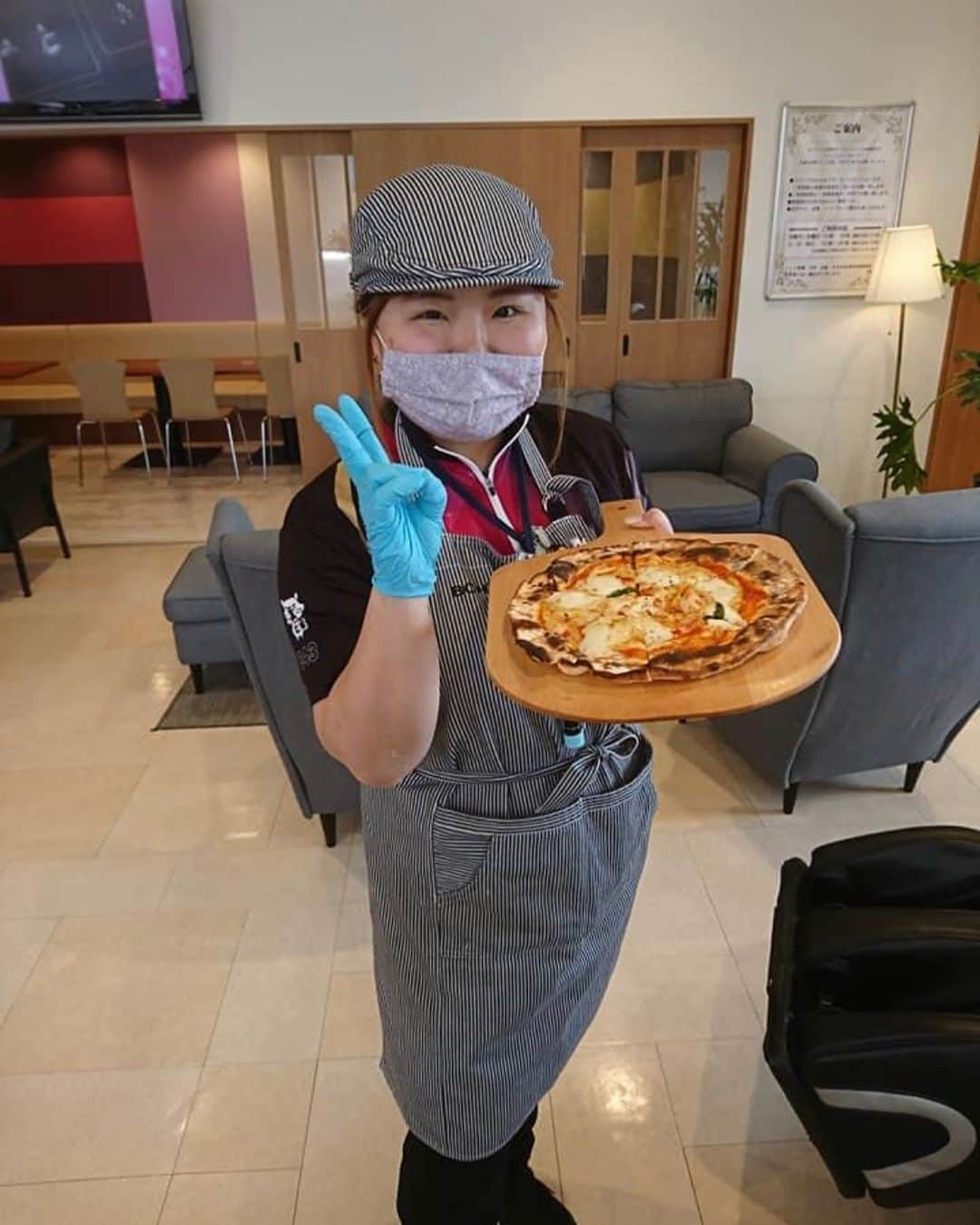 安藤瞳さんのインスタグラム写真 - (安藤瞳Instagram)「せいかシェフ✨👩‍🍳似合い過ぎ‼️ シェフのおかげで、今日はピザが売り切れました‼️ 皆さんありがとー😆 明日も来てね‼️」5月24日 20時49分 - hitomiandoh