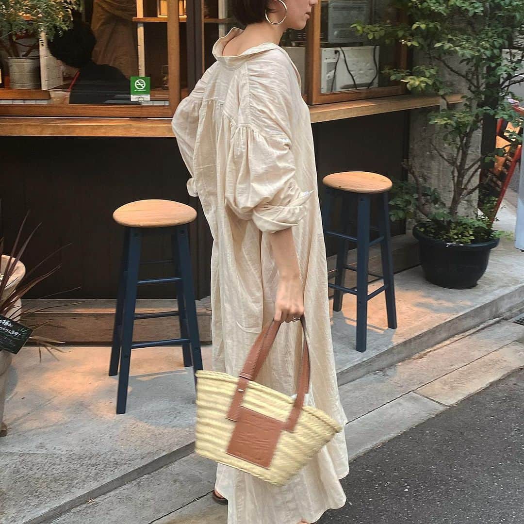 美生のインスタグラム：「@donobanweb﻿ ﻿ ﻿ 3ヶ月ぶりくらいに美容院へ。﻿ 久しぶりにばっさり切って﻿ ピアスもワンピも﻿ もっとお気に入りになった♡﻿ ﻿ ﻿ このワンピは﻿ 生地をたっぷり使用していて﻿ 肩のギャザーやお袖にも拘って﻿ 自然と抜け間が出る﻿ 理想的な1着♡﻿ ﻿ ﻿ ﻿ ﻿」