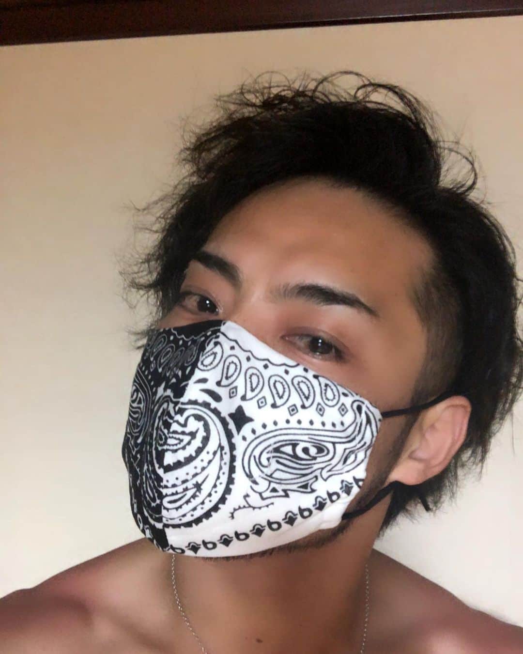 ジュンペイのインスタグラム：「. 友達が手作りマスク送て来てくれた . ちゃんと内側がガーゼになてる . 仕事の日は普通のマスク . 休日はこのマスク使おー . と思う . ってか . 上裸でスケボーしてたら . 肩が日焼けしとる . 後からアロエ塗り塗りしとこ🥒 . #手作りマスク #マスク男子 #ハッシュタグ少な目」