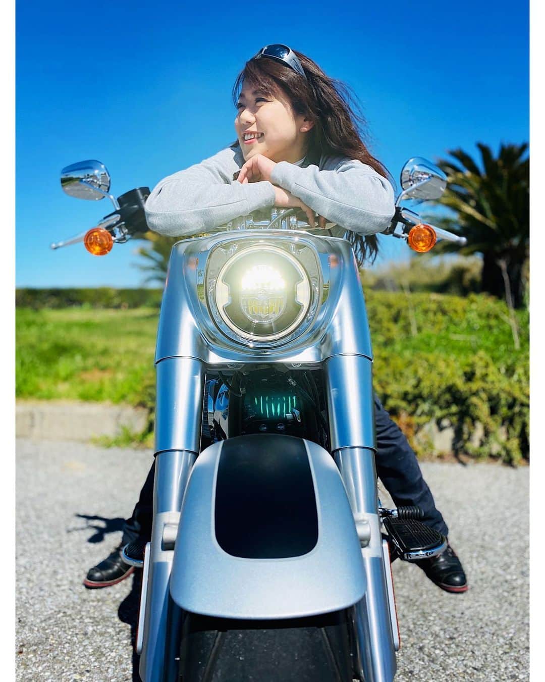 のインスタグラム：「Fat Boy と青空❣️☀️🌈 .｡ﾟ+.(*''*)ﾟ+.ﾟ . . #HarleyDavidson #ハーレーダビッドソン #木村亜美  #ファットボーイ #ハーレー #ハーレー女子 #ハーレーダビッドソン女子 #harleydavidsonfatboy #ハーレーライフ #harley_davidson #harleydavidsonmotorcycles #harleydavidsondaily #harleydavidsonnation #harleydavidsonaddicts #harleydavidsonmotorcycle #harleydavidsongirl #harleydavidsoninstagram #harleydavidsonjapan」