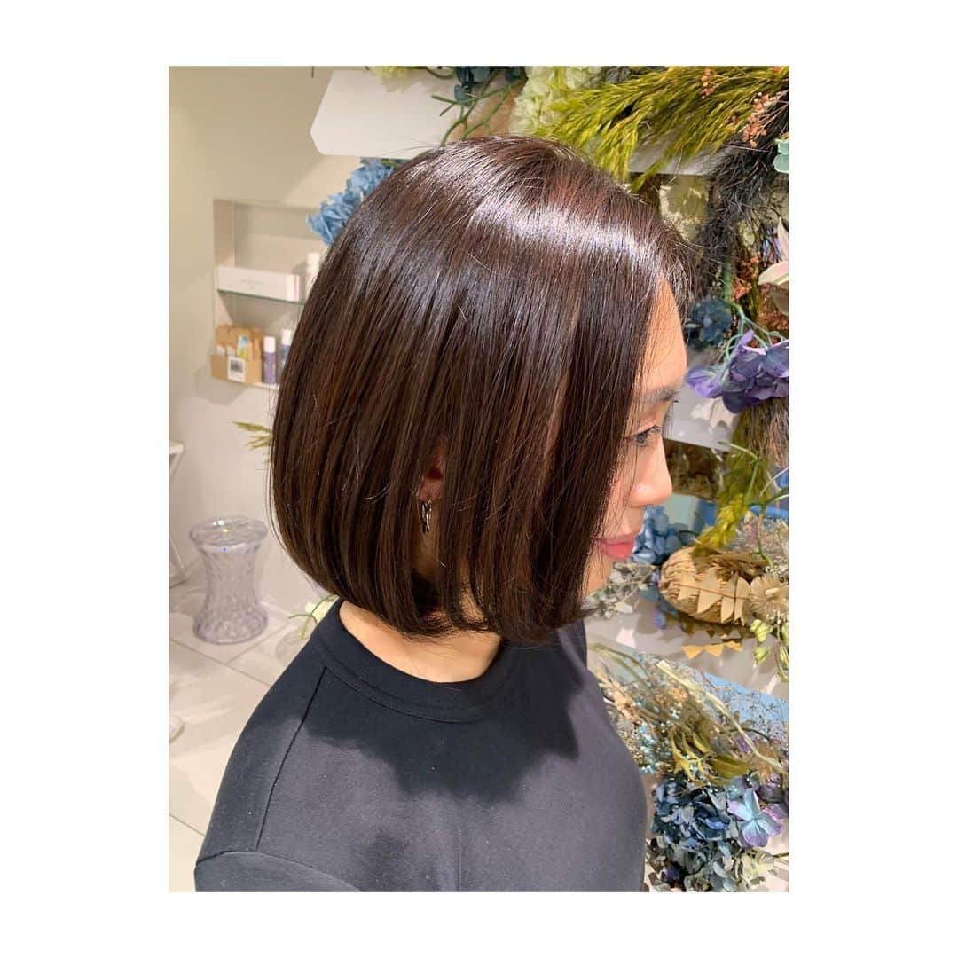 篠原菜月のインスタグラム：「💇‍♀️💇‍♀️﻿ ﻿ ﻿ 2ヵ月ぶりに﻿ @sui_omotesandou_hairsalon へ。  ボサボサだった髪がカット&カラートリートメントでツヤツヤに生き返りました！﻿ 韓ドラの女優さんのようなツヤツヤヘアにしてほしい！🤣という無茶なお願いも叶えてくれた深瀬さん @yoshiyukifukase ！﻿ ありがとうございます✨﻿ ﻿ ピアスは﻿ @fizza_acc  お世話になっているオシャレな @a_.im___ さんのブランド✨ 気に入りすぎて、Web会議の時も出社しなければいけない日もほぼ毎日つけてる！﻿❤️ ﻿ ﻿ ﻿ #sui#表参道#美容院#表参道美容院#カット#カラー#トリートメント#ボブ#ボブヘアー#hairsalon#hairstyle#ピアス#FIZZA#silver925#アクセサリー#お気に入り」