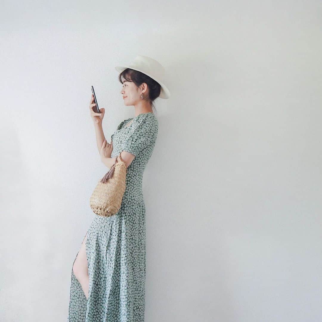 naho_7のインスタグラム：「. H&Mにねじねじヘアゴム買いに行ったとき 一目惚れして購入したワンピース コーヒー買いに行くためだけに着た😛笑 スリット入ってて可愛い、、、(自己満) これ2,500円はお買い得。笑 #おうちファッションショー  #それにしても今日暑すぎた」