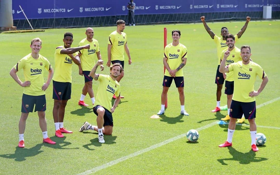 イヴァン・ラキティッチのインスタグラム：「Vamos equipo..💪😃 bien luchado @juniorfirpo3 😂🤷🏼‍♂️ Feliz domingo a tod@s🙏」