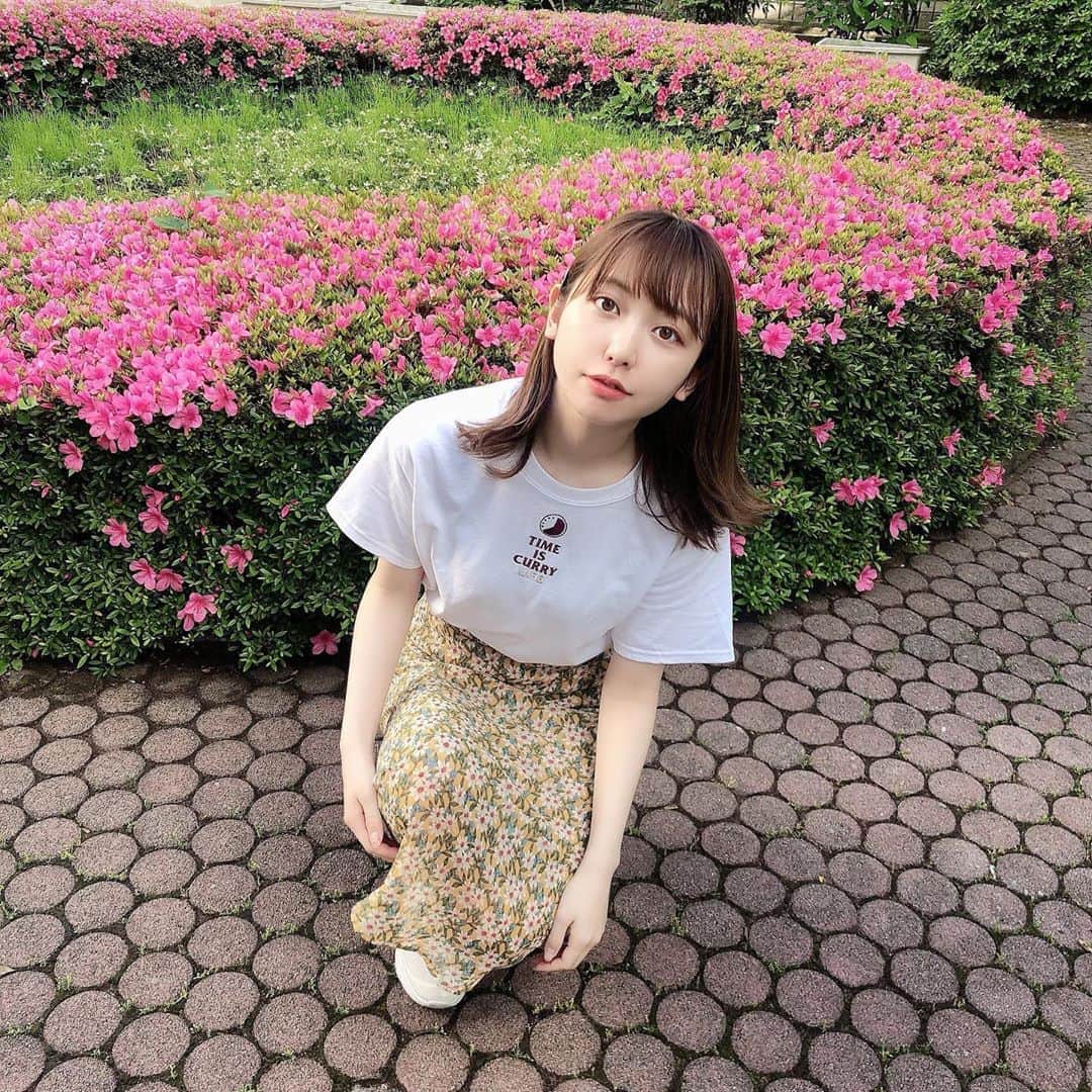 のインスタグラム：「🍛﻿ curryなおしらせ﻿ ﻿ ただいまから、﻿ "TIME IS CURRY LIFE tee"﻿ の受付を開始します🍛❤︎﻿ ﻿ @currylife_currylife ﻿ アカウントのDMにて﻿ 必要事項を記載し注文をお願いします。﻿ ﻿ ﻿ 本日〜5/31まで受付です！﻿ 5/31までにご注文いただいた方には﻿ 撮り下ろしチェキ付きです📷﻿ ﻿ 私が着てるのはSで、﻿ メンズ細身の人なら、SかM、﻿ ゆったり着たい場合は男女問わずLかXLをおすすめします👕🍛﻿ ﻿ ﻿ ＿＿＿＿＿＿＿＿＿＿＿＿＿＿＿＿＿＿﻿ ﻿ TIME IS CURRY LIFE tee﻿ ¥3500 (別途送料がかかります)﻿ サイズ展開👕S〜XL﻿ ふつうより少し着丈が長いシルエット﻿ (私がきてるのはS)﻿ 注文方法は﻿ @currylife_currylife のDMにて、﻿ ①名前②お届け先住所③枚数④サイズ﻿ ⑤電話番号を記載し注文をお願い致します。﻿ ﻿ 受付期間5/24 21:00〜5/31まで。﻿ ﻿ 先着分は準備でき次第発送、先着分完売次第、受注注文となりお届け時期が7月上旬となります。﻿ ﻿ ﻿ ＿＿＿＿＿＿＿＿＿＿＿＿＿＿＿＿＿＿﻿ ﻿ かわいくできたので﻿ ぜひこの夏着倒してくれたら嬉しいです❤︎！﻿ ﻿ ﻿ ﻿ #timeiscurry #currylife #curry #currystagram #curryrice #カレー #カレーライス #カレー好きな人と繋がりたい #カレー部 #カレーグッズ #間借りカレー﻿」