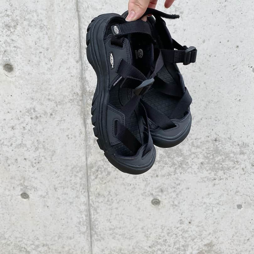 hannaのインスタグラム：「@keen_japan より頂きました 新作サンダル👣 夏大活躍の 履き心地が良すぎるサンダル🖤  #zerraport #detoxourplanet #keen #キーン#サンダル」