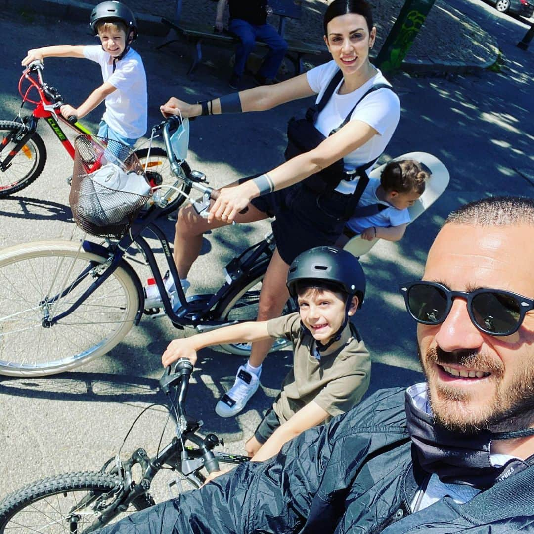 レオナルド・ボヌッチさんのインスタグラム写真 - (レオナルド・ボヌッチInstagram)「Passeggiando in bicicletta... ❤️🥰 #familytime #parco #buonadomenica」5月24日 20時58分 - bonuccileo19