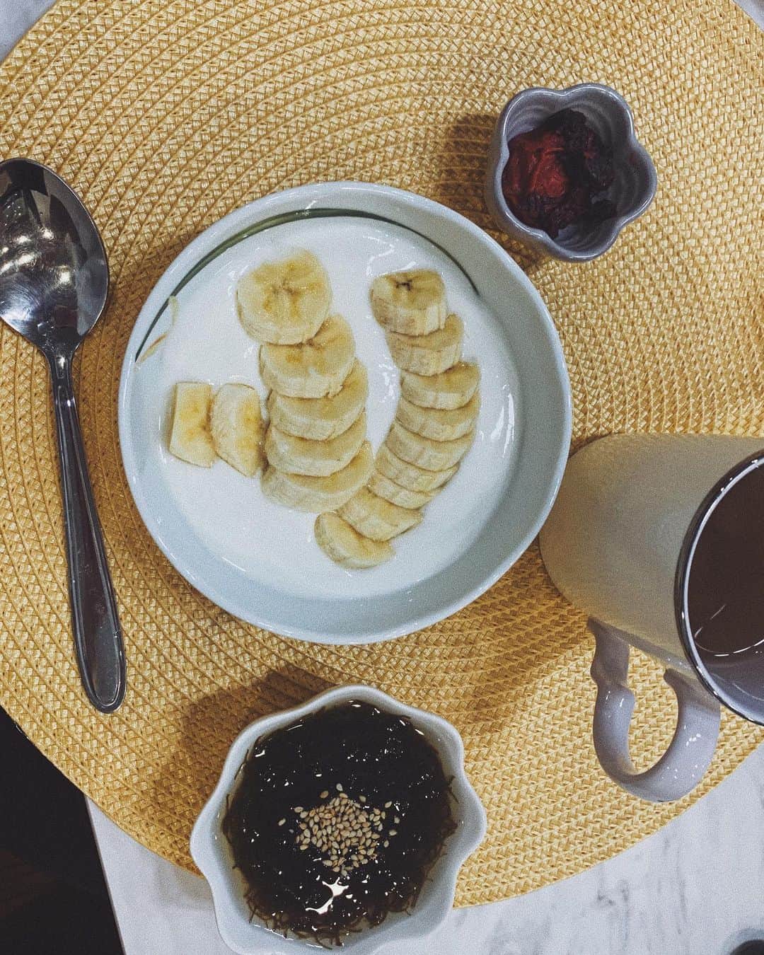 小屋春菜のインスタグラム：「ファスティング 準備食を4日間続けて今日、明日は断食！ 口に入れて良いものは　#シェイプザイム　とお水かルイボスティーだけ👐🏻 準備食も回復食も動物性食物は一切摂れなくて、やるならとことんやりたいので調理の時も油は一切使わない！アボカドや間食のアーモンド(無塩)5粒くらいから脂質を摂取して、味付けも塩昆布やとろろの塩分、塩、味噌、ゴマのみ使用されてるねり胡麻、レモンで味付けして添加物一切排除してます🍛 記録用なので綺麗な物ではありませんが、参考になればと🤗  今回も食事管理は　#アステル　の　フナビキさんにお願いしてます🎈 #ダイエット　#ファスティング　#断食　#準備食」
