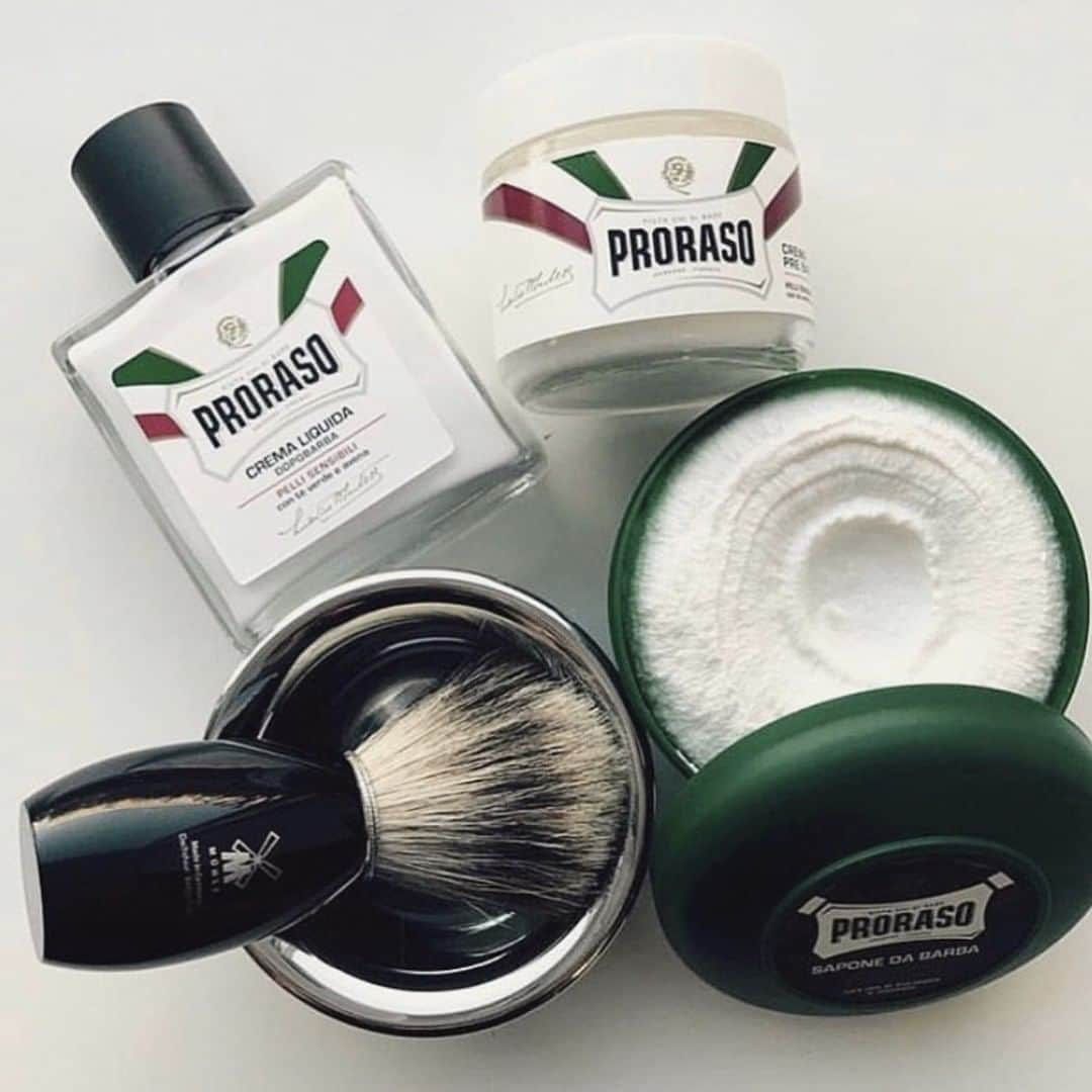 Proraso Japanさんのインスタグラム写真 - (Proraso JapanInstagram)「🔹大人のシェービングケア(3 Step)をしていますか？🔹  1948年にイタリア・フィレンツェで誕生し、 世界中のバーバーショップやジェントルマンから 熱い支持を受けている「PRORASO」  肌タイプや髭の個性に合わせた幅広いラインナップが、 イタリア国民をはじめ世界中のバーバーたちから 根強く支持され続ける理由です。  中でも、ジメジメした梅雨時期や、 これからの夏本番におすすめなのが、 「クラシックシリーズ・SENSITIVE」。  シェービングによる刺激や 炎症などのあらゆるストレスから肌を守りながら、 しっかりと髭を剃ることができ肌を穏やかに整え、  潤いのあるなめらかな肌を保ちます。  ライムとりんごの爽やかでフルーティーな、 誰にでも好まれるやさしい香りのシリーズなので、 暑い夏のケアもすっきりと楽しめます。  PRORASOが提案するおすすめの３ステップは、 ①髭を剃る前のケア（プレシェーブクリーム）→ ②髭を剃る時のソープ（シェービングソープ）→ ③髭を剃った後のケア（アフターシェーブバーム） です。  【使用方法】 ①プレシェーブクリーム 100ml 洗顔後、シェービング前の肌に適量伸ばし5分ほどおきます。ホットタオルで温めて肌を柔らかくするとより効果的です。　 髭が柔らかくなり、毛穴が少し開いたところで軽く拭き取ります。  ②シェービングソープ 150ml  ブラシをぬるま湯で濡らしたあと、 直接ブラシをソープにつけて円を描くように泡立てます。その後の剃り刃のとおりが滑らかになります。  ③アフターシェーブバーム 100ml シェービング後、適量を手に取り、髭を剃った部分に優しく馴染ませ、潤いをキープしてください。  . . Repost from @prorasousa . . #proraso #prorasousa #prorasofirenze #シェービングクリーム #シェービング #ProShave #Italian #ItalianShave #イタリア製 #バーバースタイル #バーバーショップ #髭脱毛 #メンズスタイル #シェービングフォーム #Barber #メンズヘアスタイル #ヒゲ男子 #ヒゲ #BarberShop #ヒゲ脱毛 #メンズヘア #シェービングエステ #おしゃれさんと繋がりたい」5月24日 21時01分 - prorasojapan