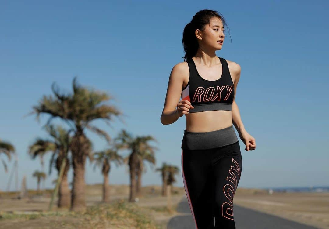 ROXY JAPANさんのインスタグラム写真 - (ROXY JAPANInstagram)「#ROXYfitness RUNにぴったりのホールド力とカラーリングのセットアップは、実は水陸両用でプールや海もOKの使えるアイテム。」5月24日 21時02分 - roxyjapan