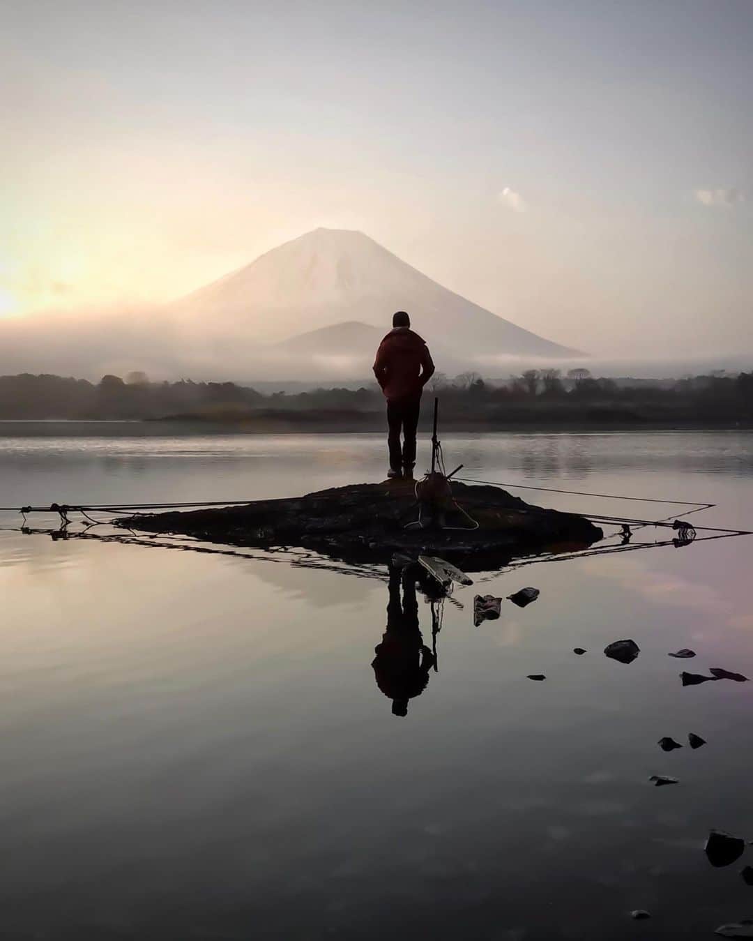 Koichiのインスタグラム：「| Light of hope . #Hellofrom #MtFuji #ShotOniPhone . . 少しずつ、少しずつ平静な日々に。 そして自由な旅が、出来るだけ早く可能になりますように。 .」