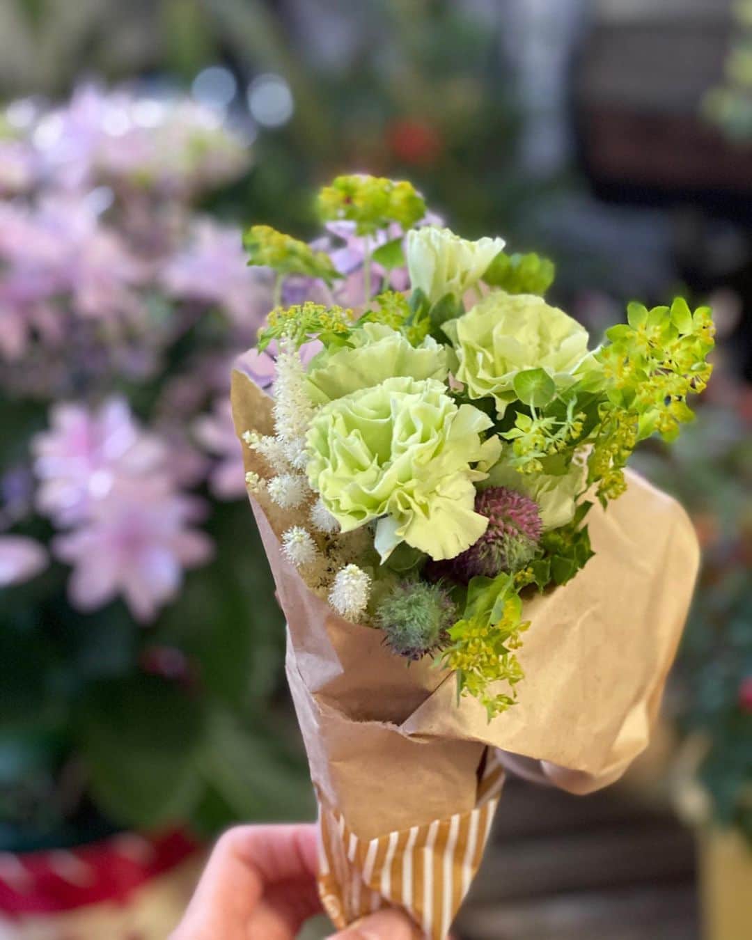 渡辺由布子さんのインスタグラム写真 - (渡辺由布子Instagram)「💐  Happy Belated Mother's Day❤︎  今年の母の日は、残念ながら家族全員で集まることが叶わなかったので、3兄妹からそれぞれ花が贈られて来て、ベランダガーデニングが一層賑やかになった様子。  私からはお花の定期便”#medelu (愛でる)”をプレゼント。 ポストに投函されるので不在中でも安心。レターパックに入っていたとは思えないほど、鮮度の高いブーケが毎週届いて、日常に華を添えてくれる素敵なサービス💌  初回80％OFFクーポンコードは「10RL」 この機会に是非お試しあれ！  StayHome with @medelu_official 🌹  #母の日  #カーネーション  #家庭菜園  #mothersday  #mothersday2020  #quarantinemothersday  #gardening  #stayhome  #myhome  #familylove  #🇯🇵」5月24日 21時11分 - watanabe_yuko