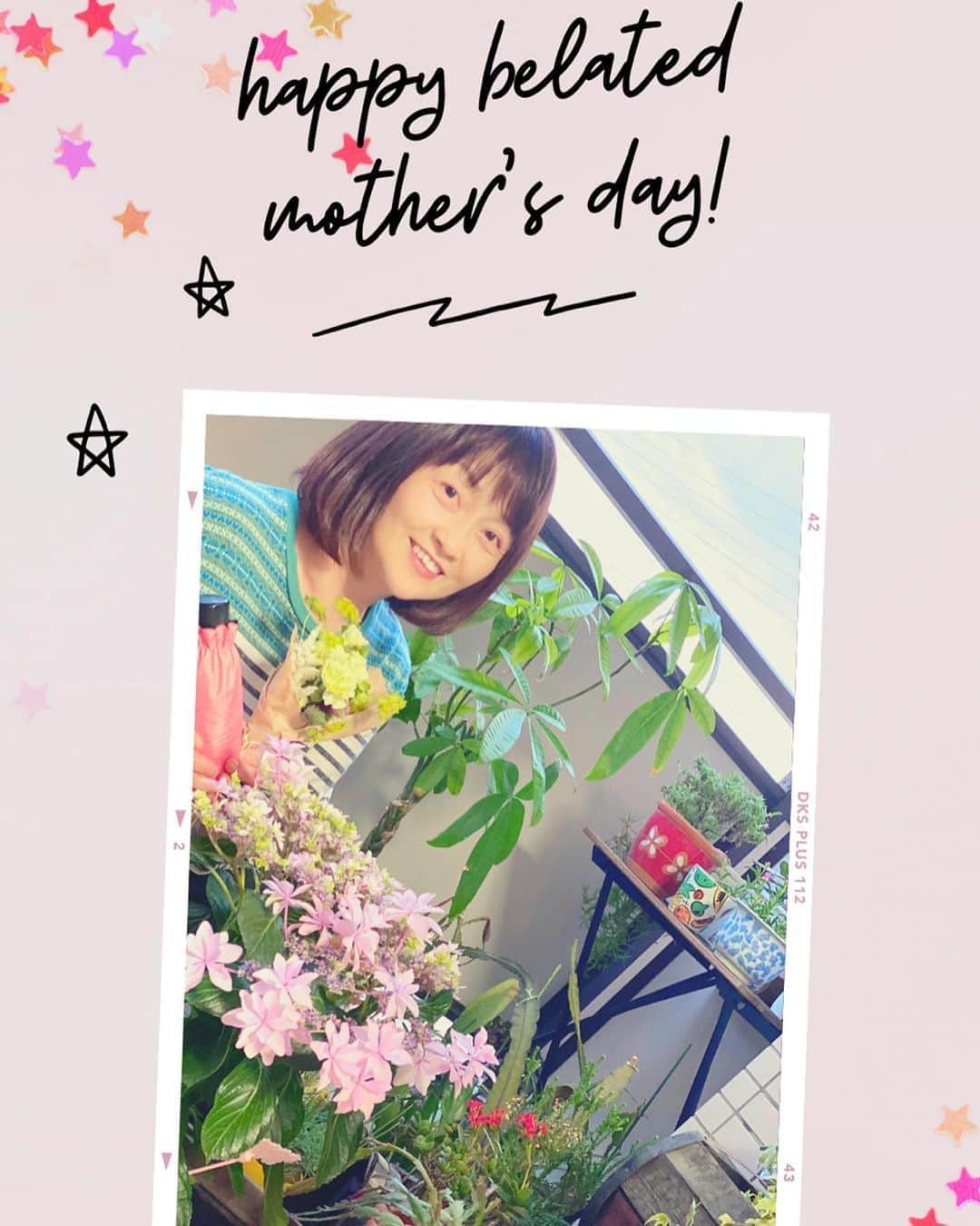 渡辺由布子さんのインスタグラム写真 - (渡辺由布子Instagram)「💐  Happy Belated Mother's Day❤︎  今年の母の日は、残念ながら家族全員で集まることが叶わなかったので、3兄妹からそれぞれ花が贈られて来て、ベランダガーデニングが一層賑やかになった様子。  私からはお花の定期便”#medelu (愛でる)”をプレゼント。 ポストに投函されるので不在中でも安心。レターパックに入っていたとは思えないほど、鮮度の高いブーケが毎週届いて、日常に華を添えてくれる素敵なサービス💌  初回80％OFFクーポンコードは「10RL」 この機会に是非お試しあれ！  StayHome with @medelu_official 🌹  #母の日  #カーネーション  #家庭菜園  #mothersday  #mothersday2020  #quarantinemothersday  #gardening  #stayhome  #myhome  #familylove  #🇯🇵」5月24日 21時11分 - watanabe_yuko