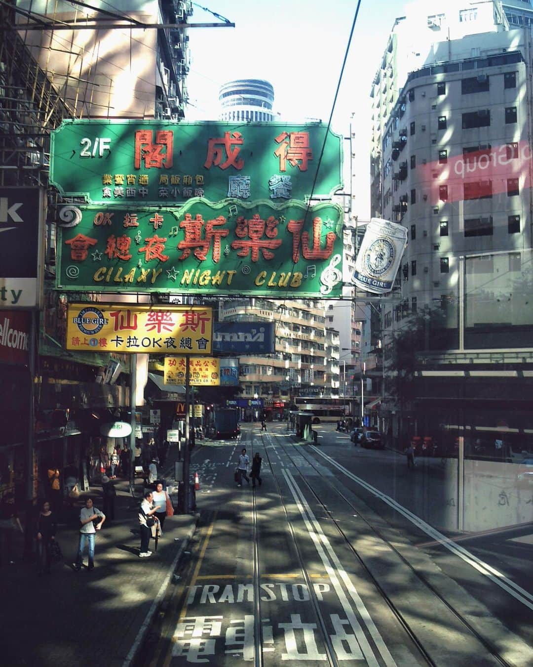 sunday_722のインスタグラム：「*﻿ *﻿ 2008年7月9日﻿ トラムからの風景﻿ まだ、大きな看板が﻿ いっぱいあって﻿ 香港らしさが﻿ 残っていた頃﻿ *﻿ 看板を見たら﻿ どの辺だったか﻿ 思い出す。﻿ *﻿ 9/7/2008﻿ Hongkong ﻿ *﻿ *﻿ #霓虹招牌 ﻿ #招牌 ﻿ #香港視覺文化 ﻿ #街道景觀 ﻿ #neonsign ﻿ #SPHKCollective﻿ #awersomehongkong﻿ #samewheremagazine﻿ #unlimitedhongkong﻿ #ihaveathingforshadows﻿ #reframinghk﻿ #香港中毒﻿ #capturehongkong﻿ #zolimahongkong﻿ #allabouthongkong﻿ #discoverhongkong﻿ #waytohk_sunday_722﻿ #visualhongkong ﻿ #explorehongkong」