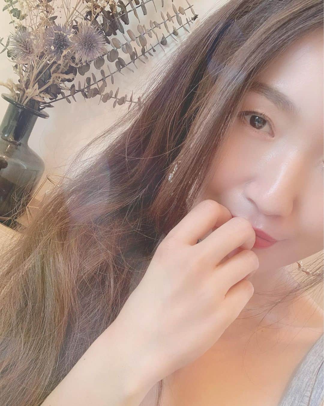 リナのインスタグラム：「お風呂前のメイクお試しTime💄 . 挑戦したいカラーメイクとか… 新しいリップとか… ファンデとか… . そんなことより… 髪伸びたなぁ〜 バッサリ切りたい気分♪ . 子どもたちは、 パパと一緒にAmazon prime中📽 . さてっお風呂入ろっと🛀 .............................................. #bathtime #makeup #naturalbeauty #naturalmakeup #longhair #お風呂前のメイク時間 #髪切りたい」
