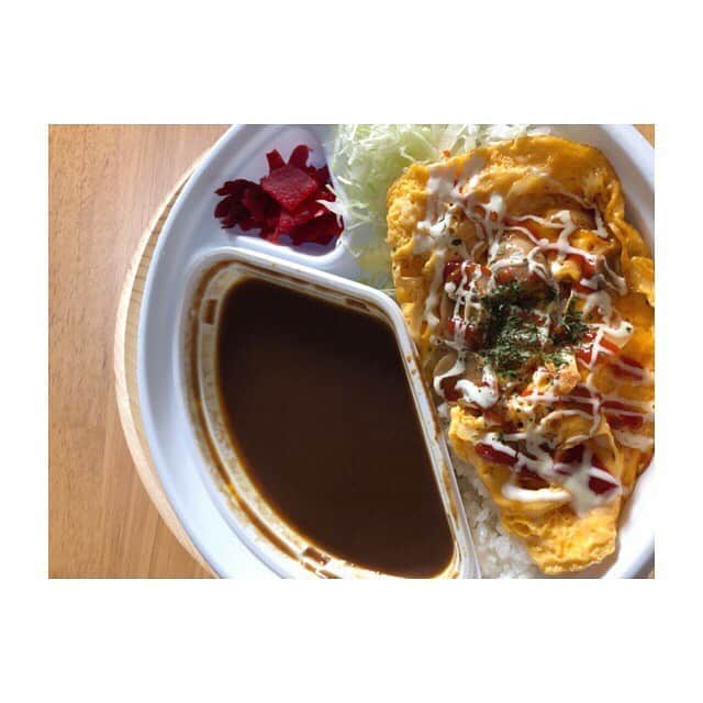 みのり(26)＠東京 ダイエットのインスタグラム：「🍖昼ごはん . #インデアンカレー 卵野菜 ロースカツ← . . 金沢カレー、シャバシャバしてる...😗 なんか思ってたのと違う。(笑) . インデアンカレー。 いろんなところに、いろんな味がある... . . 昨日は、餃子持ち帰りしたよ〜🥟 . . 好き放題やってたから また少し調整しなきゃ〜🐷 . #ダイエットは明日から . ◉ライザップ公認の紹介アンバサダーです。 〜紹介特典で、お安く入会できます〜 . ▶︎全国どの店舗でもOK ▷２週間のトライアルコースもあります(^_^)/ ▶︎カウンセリング予約前にご連絡ください . ◎入会やカウンセリングをお考えの方、 ご質問なども、DM✉️ください。 . ★トレーニング見学もできます★ . 📺RIZAP TVCM出演 🏅RIZAP BMG ファイナリスト2017.2018 . #rizap #ライザップ . #ダイエット #diet #ダイエット日記 #ダイエット記録  #instadiet #ダイエット仲間募集 #ダイエッター #公開ダイエット #lunch #昼ご飯 #昼食 #昼ごはん #食べて痩せる #ジャンクフード #junkfood #カレーライス#カレー#カレー好きな人と繋がりたい #コロナに負けるな #美味しいもの好きな人と繋がりたい  #終息したら #食べたいものリスト #デブ活 #テイクアウトグルメ #緊急事態宣言 #togofood」