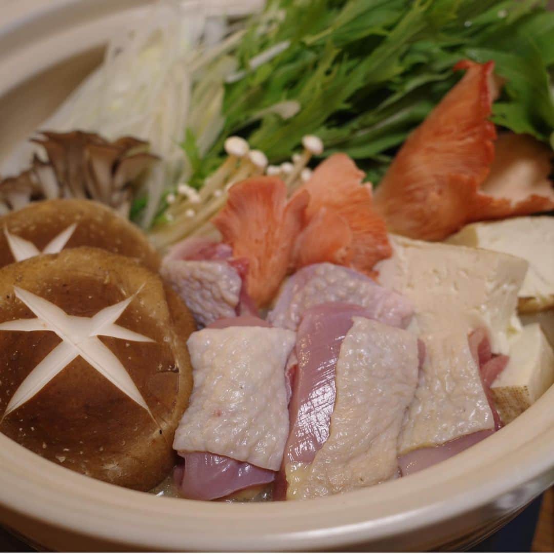 佐藤優里亜さんのインスタグラム写真 - (佐藤優里亜Instagram)「行きつけの名古屋コーチンのお店 @torisalon6710  テイクアウトで　鶏白湯スープの鶏鍋🌿 ・ お肉の弾力と甘みに、、、驚く。 ・ この鶏白湯スープが大好きなのだけど、そのスープで自宅で鍋が出来るなんて😭🙏🏻本当に嬉しい😭😭 ・ 最高に美味しくて、洗い物も楽で、今日はご褒美デーです。 ・ 自粛が解除されても今までほど外出は出来ないかなぁと思ってる。 我が家はまずは学校の通常再開がないと普段の生活は戻らないのだけど、どちらにせよこの生活になる前以上に確実におうち時間は増えるかな。 この2ヶ月お世話になってるお店の味に、ホッとさせられた。 人との繋がりもそうだし、美味しいご飯は心も身体も元気にしてくれるね！✌🏻✨ ・ 一旦テイクアウトを終了するお店が多いと思いますが、torisalonのこの鶏白湯鍋はテイクアウト可能とのことなので気になる方は是非❤️ ・ お腹いっぱい幸せ。😭 ・ #お取り寄せ #テイクアウト #テイクアウト東京 #東京テイクアウト」5月24日 21時14分 - yuriang_