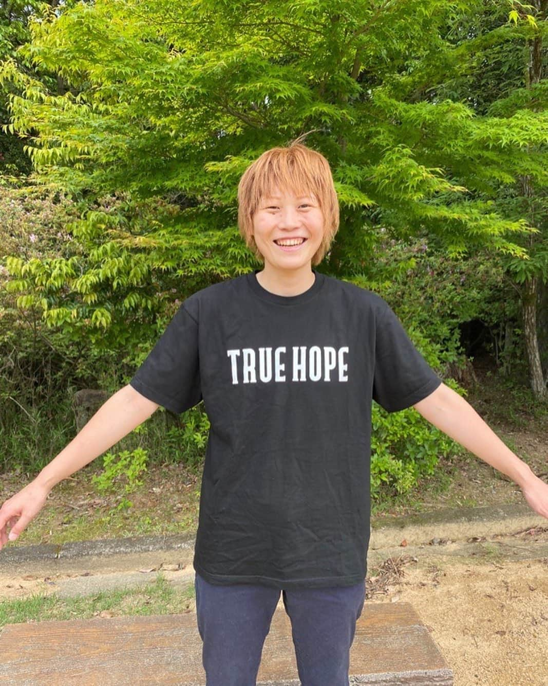 高田真希さんのインスタグラム写真 - (高田真希Instagram)「﻿ 【新作グッズ】﻿ ﻿ TRUE HOPEオリジナルTシャツ完成👏👏👏﻿ シンプルに仕上げました✨﻿ ﻿ ■販売開始﻿ 25日12時〜﻿ プロフィールのURLからご購入いただけます✨﻿ ﻿ 数に限りがあります🙇‍♀️﻿ ﻿ これからやってくる夏にピッタリですよ😎﻿ ﻿ #truehope初グッズ﻿ #tシャツ﻿ #truehope #最後の写真は虫が飛んできた」5月24日 21時16分 - maki_takada