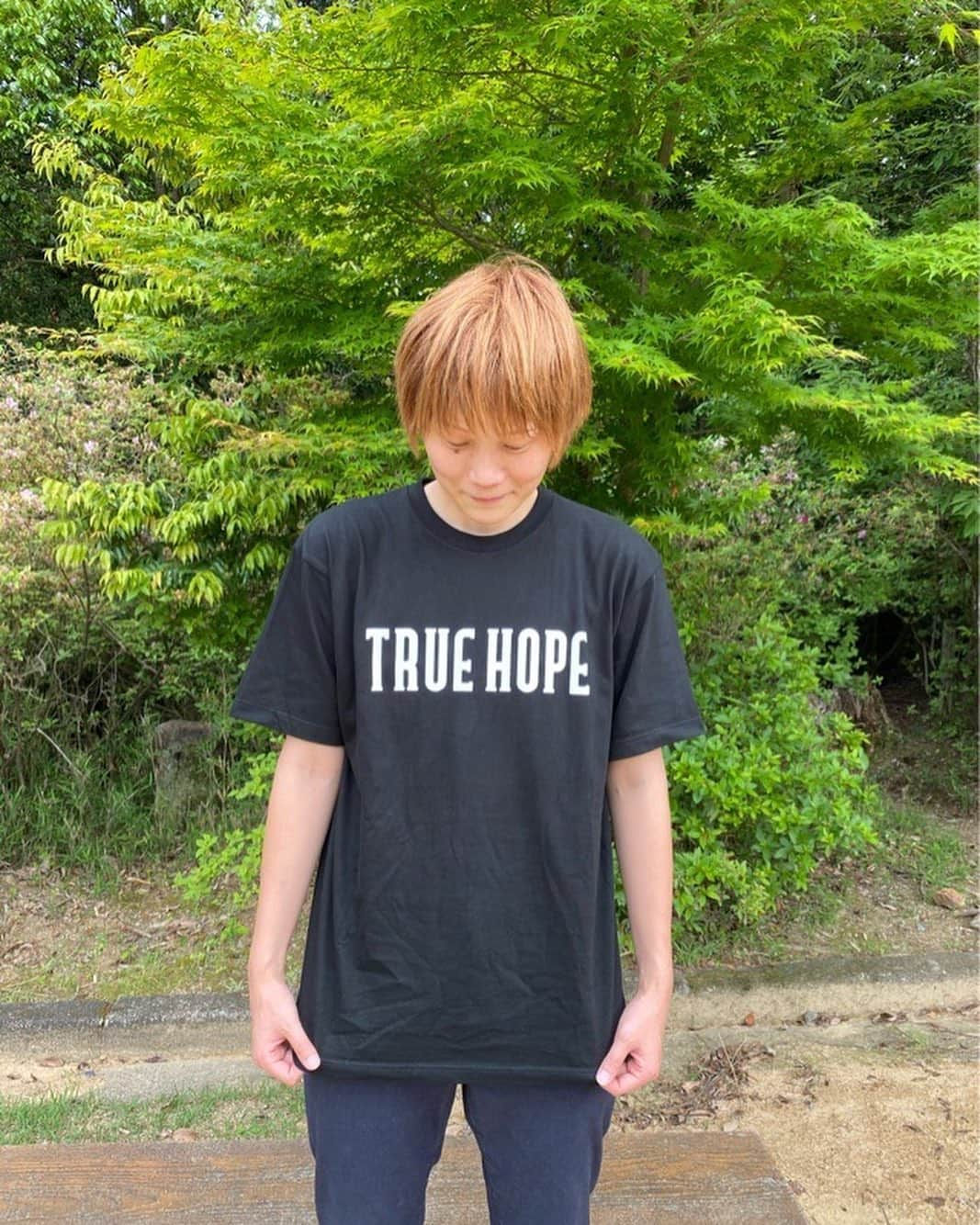 高田真希さんのインスタグラム写真 - (高田真希Instagram)「﻿ 【新作グッズ】﻿ ﻿ TRUE HOPEオリジナルTシャツ完成👏👏👏﻿ シンプルに仕上げました✨﻿ ﻿ ■販売開始﻿ 25日12時〜﻿ プロフィールのURLからご購入いただけます✨﻿ ﻿ 数に限りがあります🙇‍♀️﻿ ﻿ これからやってくる夏にピッタリですよ😎﻿ ﻿ #truehope初グッズ﻿ #tシャツ﻿ #truehope #最後の写真は虫が飛んできた」5月24日 21時16分 - maki_takada