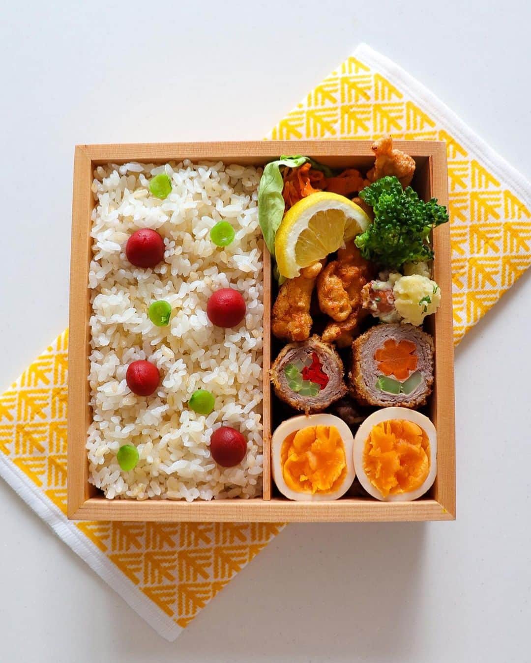 ｒｉｉさんのインスタグラム写真 - (ｒｉｉInstagram)「2020.5.24 . . みやぞん夜勤弁当まとめ🍙 . . ☑︎お花の海苔巻き弁当 ☑︎色々おむすび弁当 ☑︎肉巻きおかず弁当 ☑︎高菜弁当 . . ひとつずつ投稿出来ずにまとめるという裏技🙋🏼‍♀️ #映えないからね . . . 今夜もきっと深夜にみやぞんからテレビ電話がかかってくるコトでしょう . . このお弁当を食べてる姿の生中継…📡 . . . . チッ . . . . #深夜にこっちまでお腹空いてくる . . . . 【使って良かったモノや愛用品は楽天roomでご紹介してます𒐁プロフィールのURLから飛んでいけます✈︎】 このお弁当箱も載せております🍱 . . . . #重箱弁当#お重弁当#楽天roomに載せてます#roomインフルエンサー#デコ弁#デコごはん#キャラ弁#キャラごはん#豊かな食卓#おべんとう#お弁当#도시락#요리#パパ弁当#夜勤弁当#おにぎり弁当#高菜弁当#lunchbox#ママリクッキング#캐릭터도시락#フーディーテーブル」5月24日 21時23分 - yur_rii