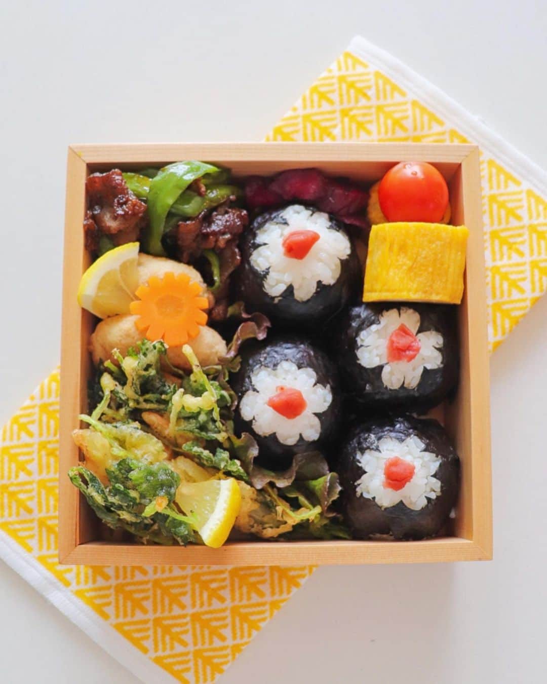 ｒｉｉさんのインスタグラム写真 - (ｒｉｉInstagram)「2020.5.24 . . みやぞん夜勤弁当まとめ🍙 . . ☑︎お花の海苔巻き弁当 ☑︎色々おむすび弁当 ☑︎肉巻きおかず弁当 ☑︎高菜弁当 . . ひとつずつ投稿出来ずにまとめるという裏技🙋🏼‍♀️ #映えないからね . . . 今夜もきっと深夜にみやぞんからテレビ電話がかかってくるコトでしょう . . このお弁当を食べてる姿の生中継…📡 . . . . チッ . . . . #深夜にこっちまでお腹空いてくる . . . . 【使って良かったモノや愛用品は楽天roomでご紹介してます𒐁プロフィールのURLから飛んでいけます✈︎】 このお弁当箱も載せております🍱 . . . . #重箱弁当#お重弁当#楽天roomに載せてます#roomインフルエンサー#デコ弁#デコごはん#キャラ弁#キャラごはん#豊かな食卓#おべんとう#お弁当#도시락#요리#パパ弁当#夜勤弁当#おにぎり弁当#高菜弁当#lunchbox#ママリクッキング#캐릭터도시락#フーディーテーブル」5月24日 21時23分 - yur_rii