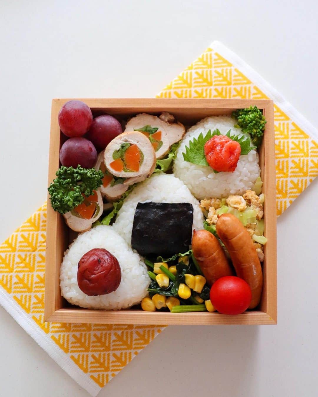 ｒｉｉさんのインスタグラム写真 - (ｒｉｉInstagram)「2020.5.24 . . みやぞん夜勤弁当まとめ🍙 . . ☑︎お花の海苔巻き弁当 ☑︎色々おむすび弁当 ☑︎肉巻きおかず弁当 ☑︎高菜弁当 . . ひとつずつ投稿出来ずにまとめるという裏技🙋🏼‍♀️ #映えないからね . . . 今夜もきっと深夜にみやぞんからテレビ電話がかかってくるコトでしょう . . このお弁当を食べてる姿の生中継…📡 . . . . チッ . . . . #深夜にこっちまでお腹空いてくる . . . . 【使って良かったモノや愛用品は楽天roomでご紹介してます𒐁プロフィールのURLから飛んでいけます✈︎】 このお弁当箱も載せております🍱 . . . . #重箱弁当#お重弁当#楽天roomに載せてます#roomインフルエンサー#デコ弁#デコごはん#キャラ弁#キャラごはん#豊かな食卓#おべんとう#お弁当#도시락#요리#パパ弁当#夜勤弁当#おにぎり弁当#高菜弁当#lunchbox#ママリクッキング#캐릭터도시락#フーディーテーブル」5月24日 21時23分 - yur_rii