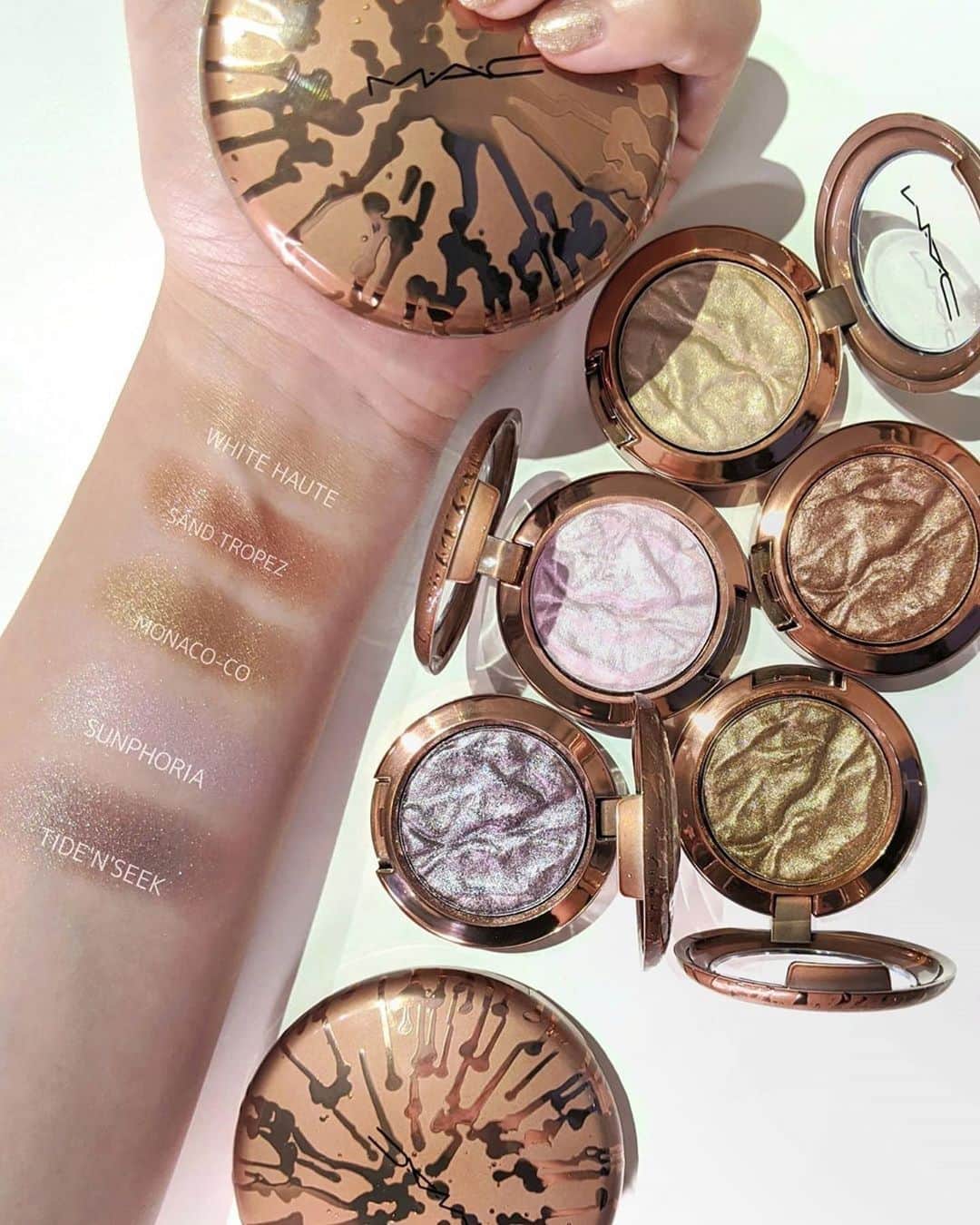 M∙A∙C Cosmetics Japanのインスタグラム：「今年の夏はどんなメイクがしたい？ ㅤ 限定の#MACブロンジング のアイシャドウは、羽のようにふんわり軽い付け心地で﻿メタリックな﻿ツヤがポイント。70’sのビーチリゾート風メイクを楽しんで⛱ ㅤ How to動画は2枚目をチェック👉  ㅤ 動画使用製品 ☑︎スモール アイシャドウ: ウェッジ ☑︎フォイルド シャドウ: サンド トロぺ ☑︎テクナコール: ブラウンボーダー﻿  ㅤ  ㅤ ※5/28 23:59まで公式オンラインショップ全品送料無料！ ㅤ Regram from @mac_isetan.shinjuku  #MACBronzing#MACブロンジン#MACCosmeticsJapan#MACCosmetics#MAC#MACコスメ#アイメイク#MACリップ#メイク好き#デパコス#新作コスメ#春メイク#血色感#血色メイク#抜け感メイク#抜け感#コスメ記録#コスメマニア#艶肌メイク#マックコスメ#限定コスメ#ヘルシーメイク#日焼けメイク#夏メイク#ゴールドメイク#キラキラメイク#スウォッチ#アイシャドウ」