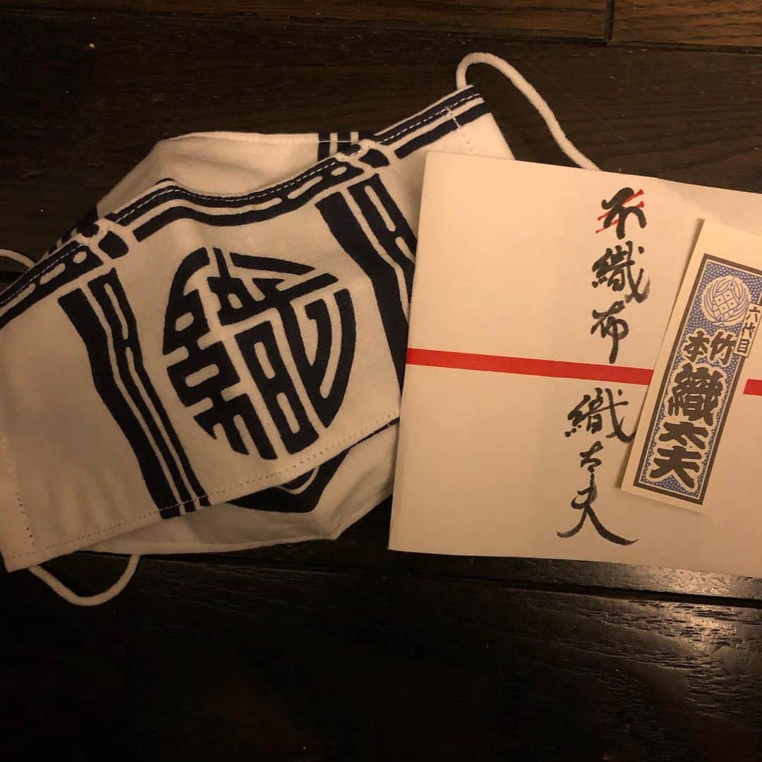 いとうせいこうのインスタグラム：「竹本織太夫さんから織布（おりぬの）マスク届く。ナズ・クリスからオルガンバー・マスク届く。」